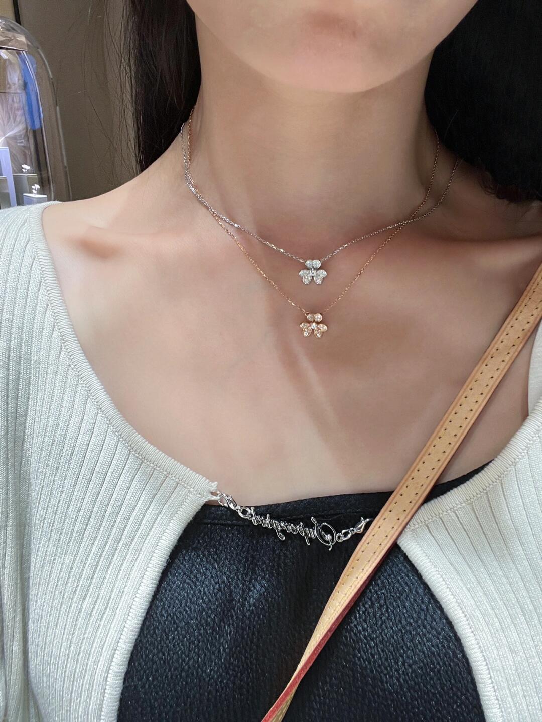 NO:106470,V-gold VCA Clover Mini Mini Necklace (CNC Buckle) breaks the four-leaf clover necklace with classic full diamond style that is particularly adorable, with white and tender skin tone, especially versatile, suitable for any occasion, sister party, very proud., jewelry quality, necklace19860909V金材质VCA三叶草迷你mini项链（CNC扣头）打破四叶草项链的经典满钻款特别惹人爱,衬肤色白嫩,特别百搭,适合任何场合,姐妹聚会,倍有面子.,饰品精品,necklace,Jewelry