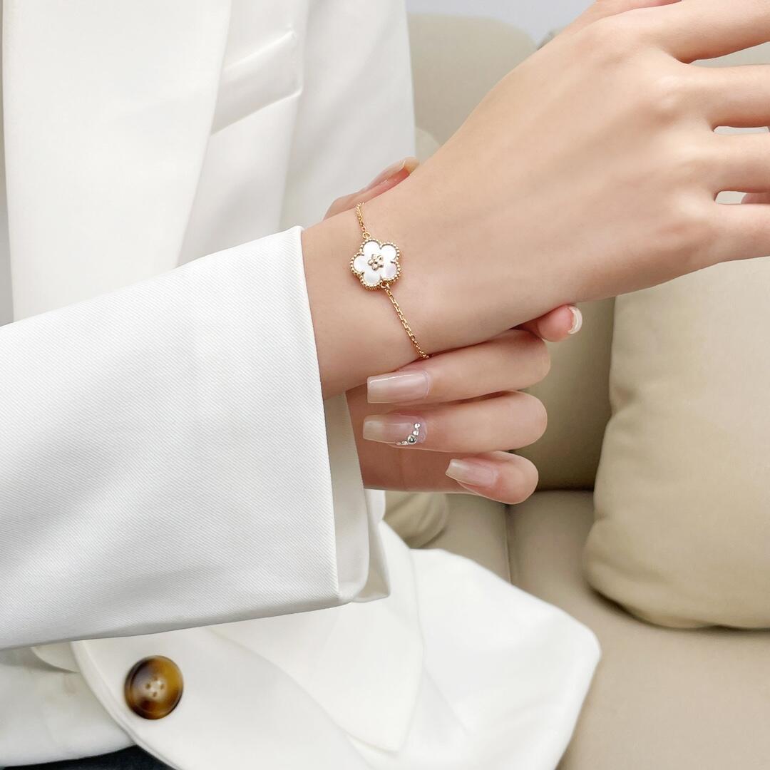 NO:106477,V-gold gold plated VCA plum blossom bracelet, with a kind of small playful manner, the plum blossom necklace interprets uniqueness and personality to the extreme, embellishing the wrist, very exquisite, spring and summer fresh style. This style symbolizes good luck, uses colors to enhance the eye-catching shape, and makes the visual more gorgeous. The overall atmosphere is full of joy, which can bring a happy mood to the summer., jewelry quality, necklace, bracelet19860909V金镀咪金VCA梅花手链,有种仪态万千的小俏皮,梅花项链把独特和个性演绎到极致,点缀在手腕间,非常精致,春夏清新款,这款象征好运,以色彩提升造型的吸睛度,视觉更显艳丽,整体充满欢乐气息,可为夏日带来愉快心情.,饰品精品,necklace,bracelet,Jewelry