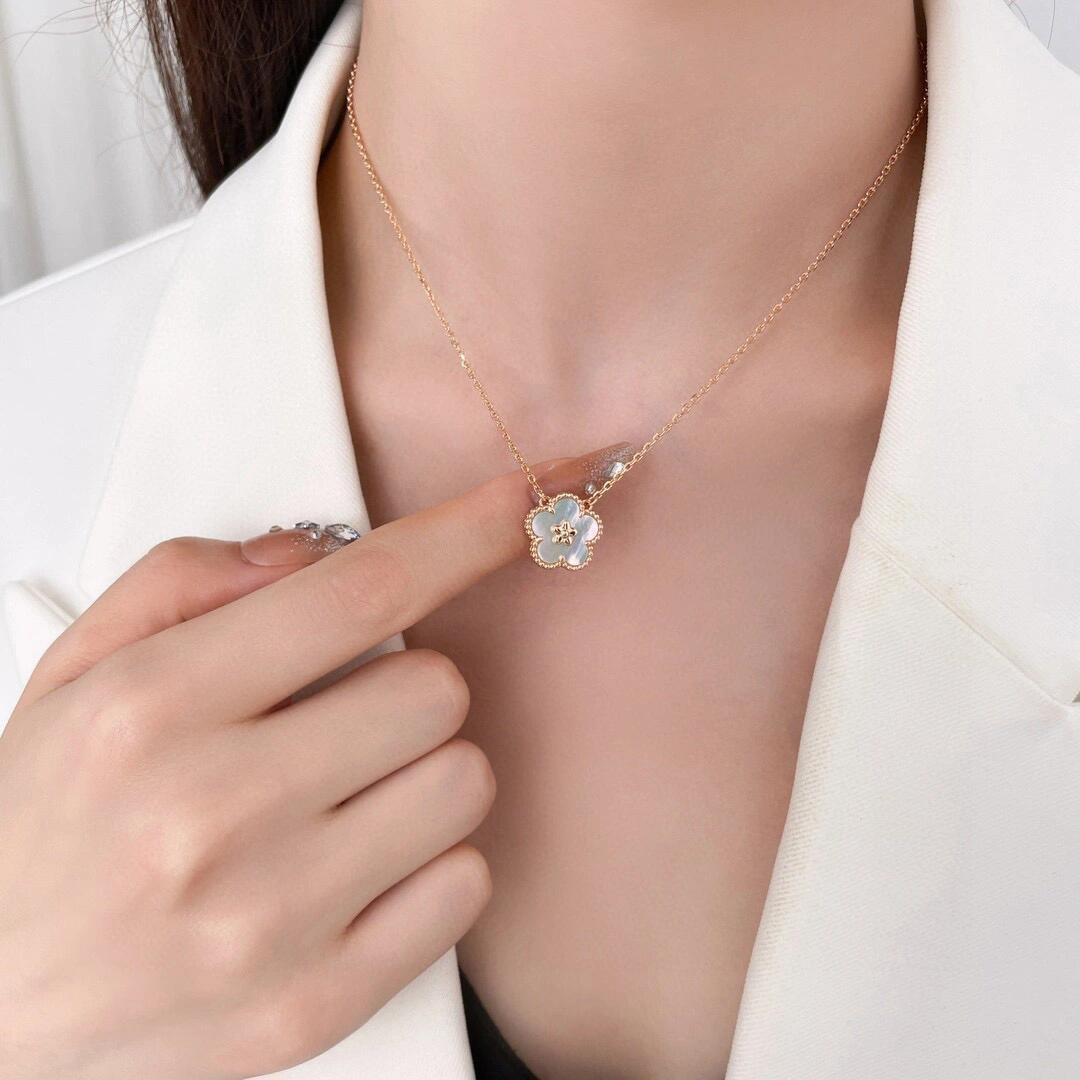 NO:106474,V-gold gold-plated VCA plum blossom necklace, with a kind of small playful and playful manner, interpreting uniqueness and personality to the extreme, very exquisite, spring and summer fresh style, this one symbolizes good luck, uses colors to enhance the eye-catching shape, makes the visual more gorgeous, and the overall atmosphere is full of joy, which can bring a happy mood to summer., jewelry quality, necklace19860909V金镀咪金VCA梅花项链,有种仪态万千的小俏皮,把独特和个性演绎到极致,非常精致,春夏清新款,这款象征好运,以色彩提升造型的吸睛度,视觉更显艳丽,整体充满欢乐气息,可为夏日带来愉快心情.,饰品精品,necklace,Jewelry