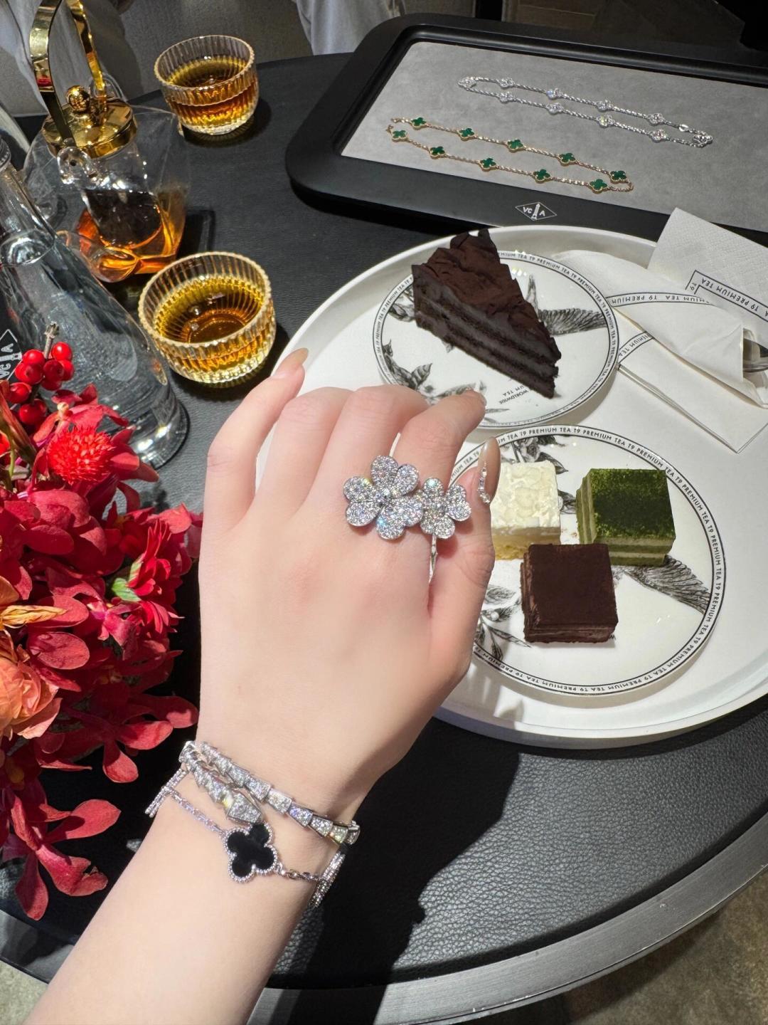 NO:114459,The Clover Frivole series rings represent the affection with heart-shaped petals. The flowers made of flowers made of flowers are dedicated to lovers. They are covered with diamonds and blingbling ~ like gorgeous sunshine, and the light shines on every light swinging moment~, jewelry quality, ring19860909三叶草Frivole 系列戒指,以心形花瓣代表情意,以多朵花卉束成的繁花献给有情人,满镶钻blingbling～宛如绚烂阳光,每一个轻盈摆动的瞬间光芒映照～,饰品精品,ring,Jewelry