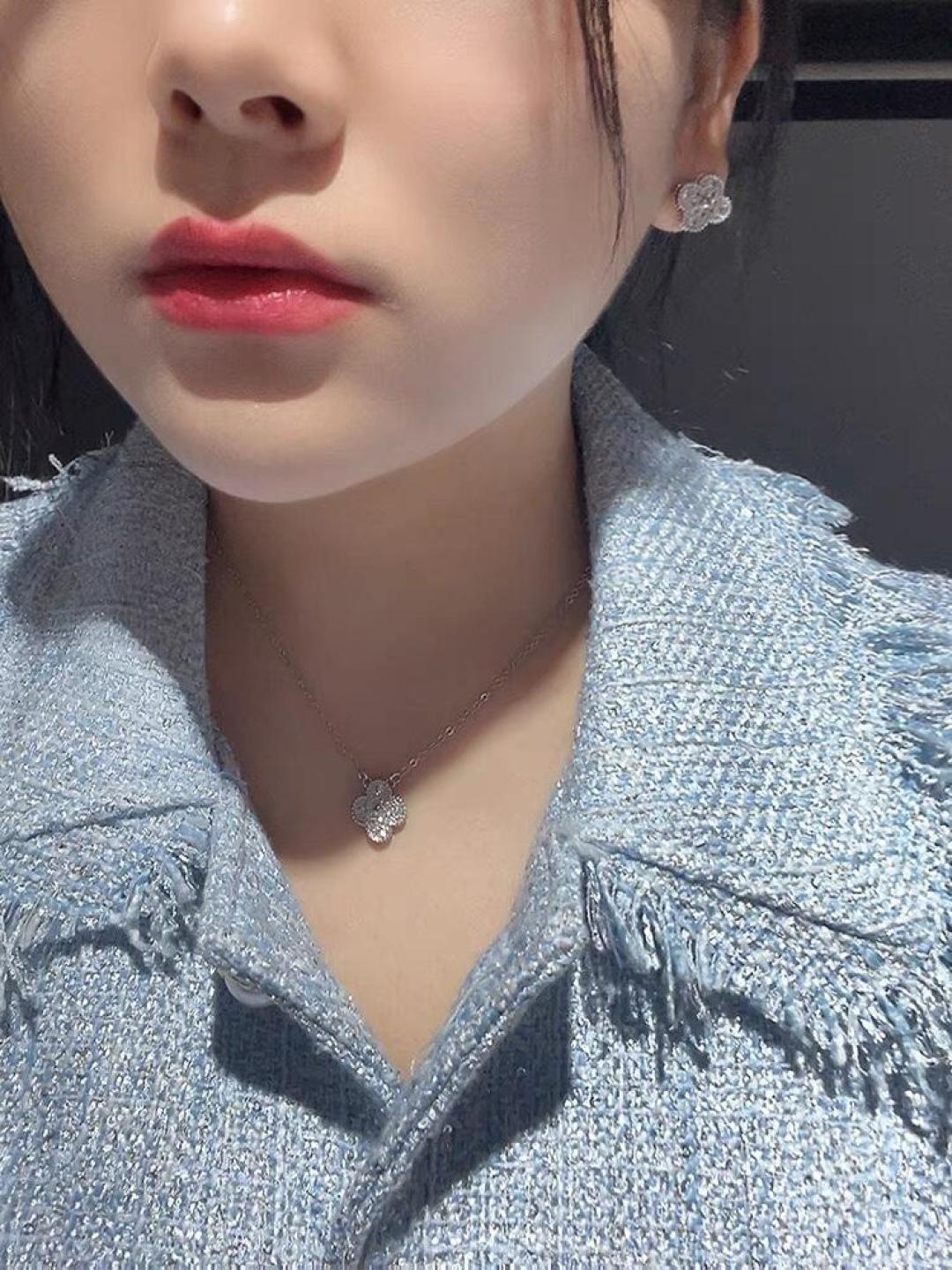 NO:106676,V gold plated 1.0 micro gold, purchasing level VCA full-diamond four-leaf clover ear shot, super positive style, diamond-shaped drilled holes on the back, positive pattern and bottom craftsmanship, full seal and typing!  The original details, many versions on the market are wrong!  The luster is very good. It is definitely a version of the fake and real thing. [Crazy] [Crazy] and decisively keep it yourself!  , jewelry quality19860909V金镀1.0咪金 代购级别 VCA满钻四叶草耳拍 版型超级正,背面菱形钻孔,花型正底端工艺,满封后打字印！正版细节,市面上很多版都是错的！光泽非常好.绝对是以假乱真的一个版本[抓狂][抓狂]果断自留！,饰品精品,Jewelry