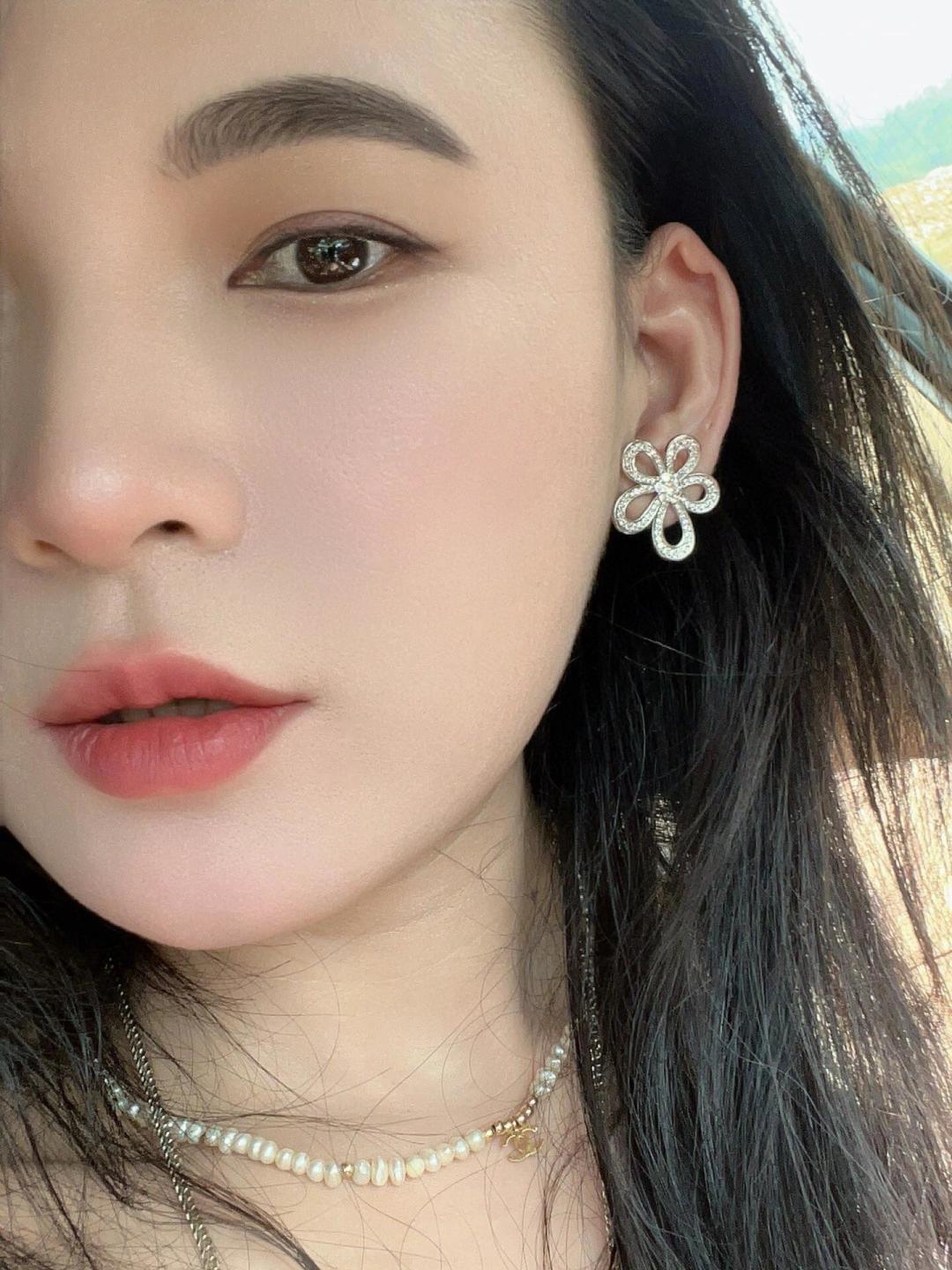 NO:106679,V gold plated Vca full diamond lace flowers, big flower earrings. I heard that white and rich beauty are wearing it. Vca flowerlace lace collarbone chain. The high-end and true fragrance series is full of femininity. The upper body is sweet but not greasy, exquisite and elegant. Look at the picture of the craftsmanship, the real thing will be more refined. The shape and stamens are processed in separate parts., jewelry quality, earrings19860909V金镀咪金Vca 满钻蕾丝花朵 大花耳环 听说白富美都在戴它vca flowerlace蕾丝花锁骨链,高奢真香系列女人味十足,上身甜而不腻,精致优雅 工艺看图片哦,实物会更精致,花形和花蕊是分件处理的.,饰品精品,earrings,Jewelry