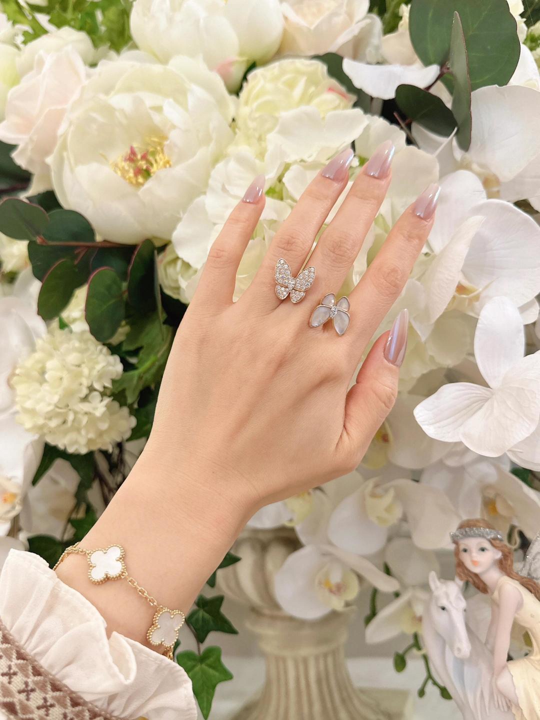 NO:114437,Butterfly ring [Search Edition] must be included, because it is not only good-looking, but also very good and invincible. The cost-effectiveness is really high. On the one hand, the fritillary is full of diamonds, which recreates the asymmetrical design beauty. The butterfly dances in the spring breeze is lifelike. Beautiful, the jewelry is exquisite, ring19860909蝴蝶戒指【精工版】一定要入,因为,不仅好看,做得也实在是太好太无敌了,性价比实在是高到不要不要的一边贝母,一边满钻,再现不对称的设计美感,蝴蝶在春风中起舞的灵动姿态栩栩如生.美翻了,饰品精品,ring,Jewelry