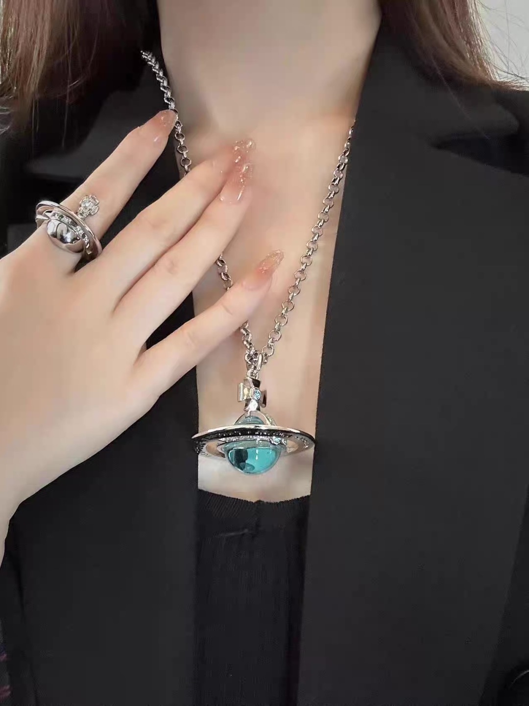 💋 𝐕𝐢𝐯𝐢𝐞𝐧𝐧𝐞 𝐖𝐞𝐬𝐭𝐰𝐨𝐨𝐝🪐✨
经典大号大土星项链
项链vivienne westwood西