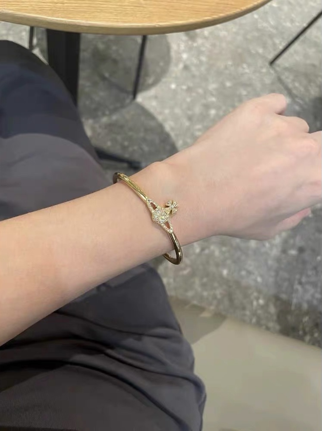 【VivienneWestwood】西太后手镯😍宝宝，什么是快乐星球，来，这就是快乐星球！绝美土星手镯！