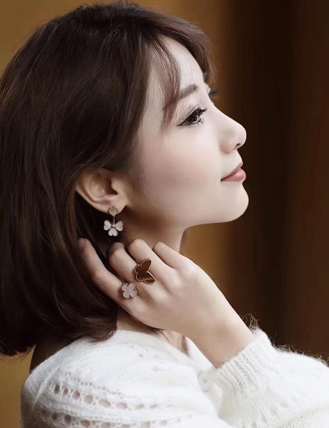 “V-Golden-Sweet Alhambra Jewelry Collection Overview with Four-Leaved Petals and Red Heart Beads”