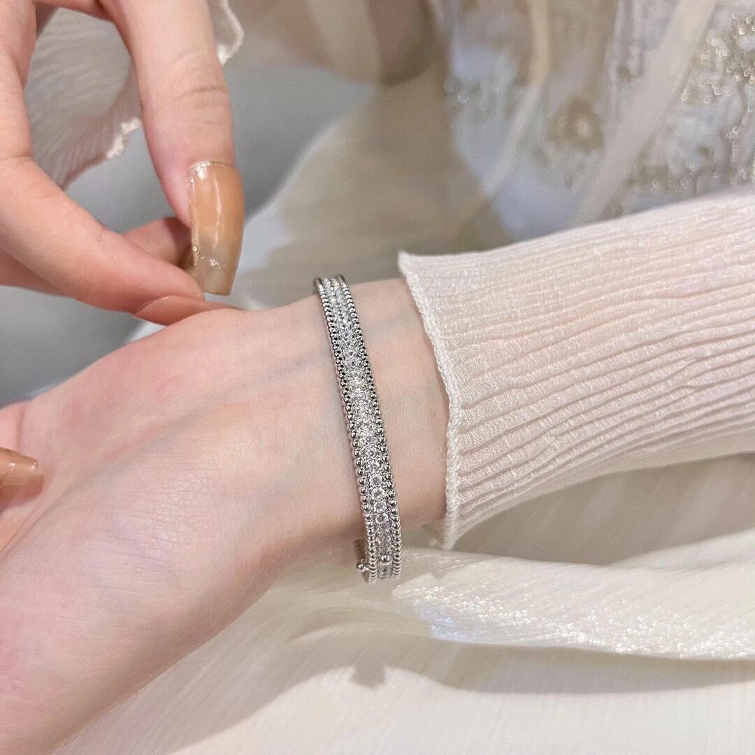 NO:106976,V gold plated perlee bead bracelet, single ring diamond bracelet, classic stacking style, retro and exquisite, each bead is full and three-dimensional, the chamfers on both sides are very textured, the inner circle has no dead corners, the polished steel seals are fully printed in exquisite, each square hollow bottom of the inner circle is clean and delicate, all hand-inserted thick gold plated, no stone removal, strong color protection, jewelry quality, bracelet19860909V金镀咪金perlee珠珠手镯,单圈钻石手镯,经典叠搭款,复古精致,每一粒珠都饱满立体,两侧倒角非常的有质感,内圈无死角抛光钢印字印齐全精致,内圈每一个四方镂空底干净细致,全部手镶镀厚金,不掉石保色强,饰品精品,bracelet,Jewelry