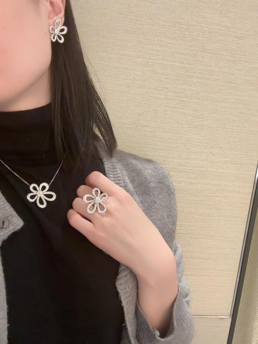 NO:106979,The V-gold Plated Big Flower Ring Flowerlace high-end series combines transparency and elegant contours of flowers, and combines Van Clerk Arpels' two main sources of inspiration, nature and high-end custom fashion. The hollow design and asymmetrical petal design spread outward, with a curved curve as if it was like a flower bud blooming instantly. Make the flowers more lively and natural. Internet celebrities must buy, and each diamond is hand-in-made by a professional master!  The six circumferences in the middle are interfaces, which are often used. For our masters who make gold goods, we are very familiar with the practices. The gaps are very dense. Girls, enlarge our pictures 100 times, [Deyi][Deyi] Check out our quality., jewelry quality, van cleef, ring19860909V金镀咪金大花戒指Flowerlace高级系列糅合的通透与花卉的优雅轮廓,并结合了梵克雅宝两个主要的灵感来源大自然与高级定制时装.镂空的设计,不对称的花瓣设计往外展开,有弧度仿佛像一朵花蕾瞬间开花.让花朵更加灵动自然.网红必入款,每一颗钻都是专业的老师傅手工镶嵌！中间的六围一是界面,经常会使用到的做法,对于我们做开金货的老师傅来说,非常熟悉做法,缝隙超密,妹子们,放大我们家图片100倍,[得意][得意]看看我们的品质.,饰品精品,van cleef,ring,Jewelry