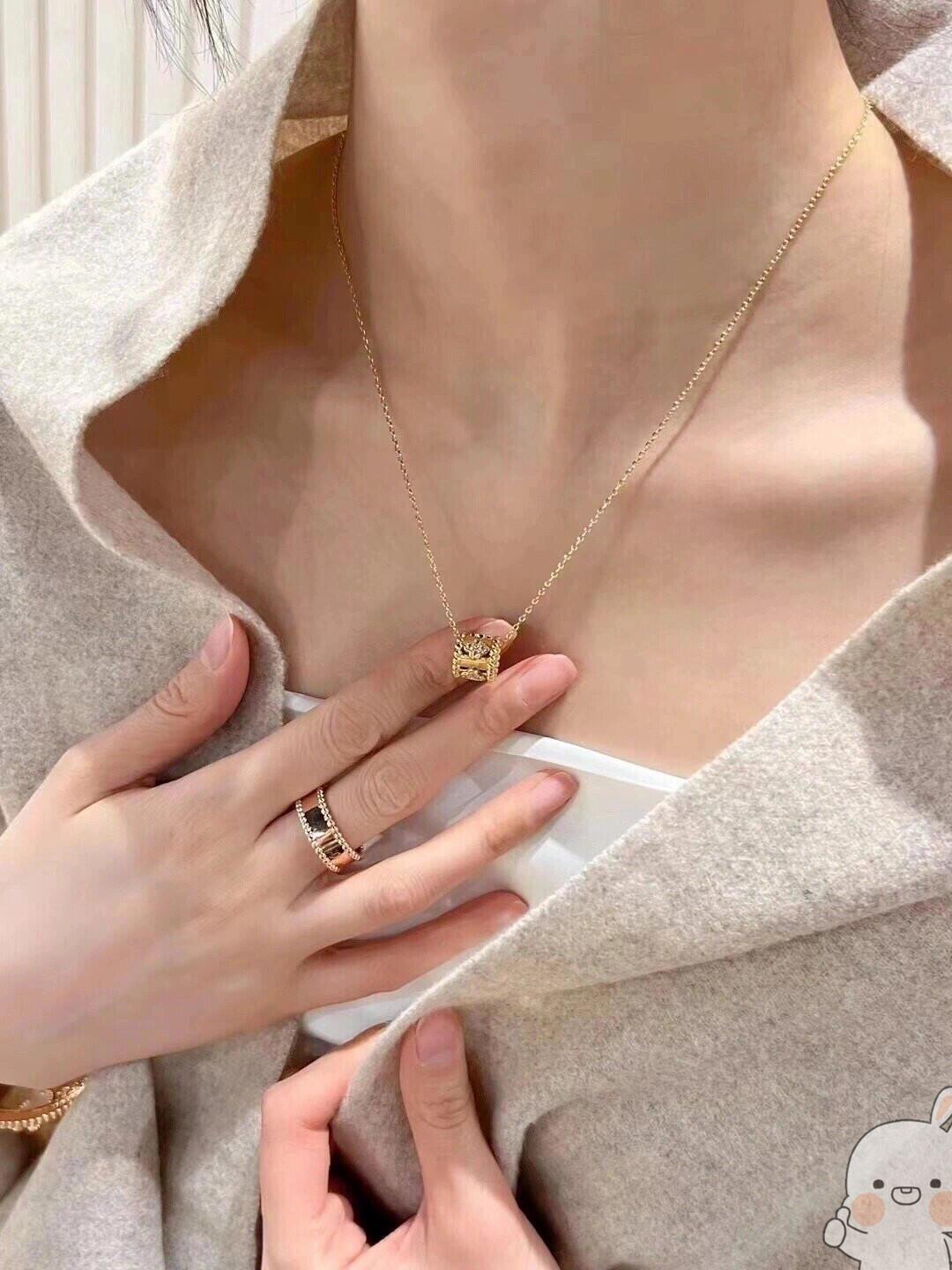 NO:114836,Vca kaleidoscope necklace, Vca enthusiasts must not miss this one, retro and big brand texture, small pendants are always versatile, not picky, jewelry quality, necklace19860909Vca万花筒项链,对Vca爱好者绝对不能放过这款,复古又大牌的质感,小吊坠一直都是百搭款,不挑人,饰品精品,necklace,Jewelry