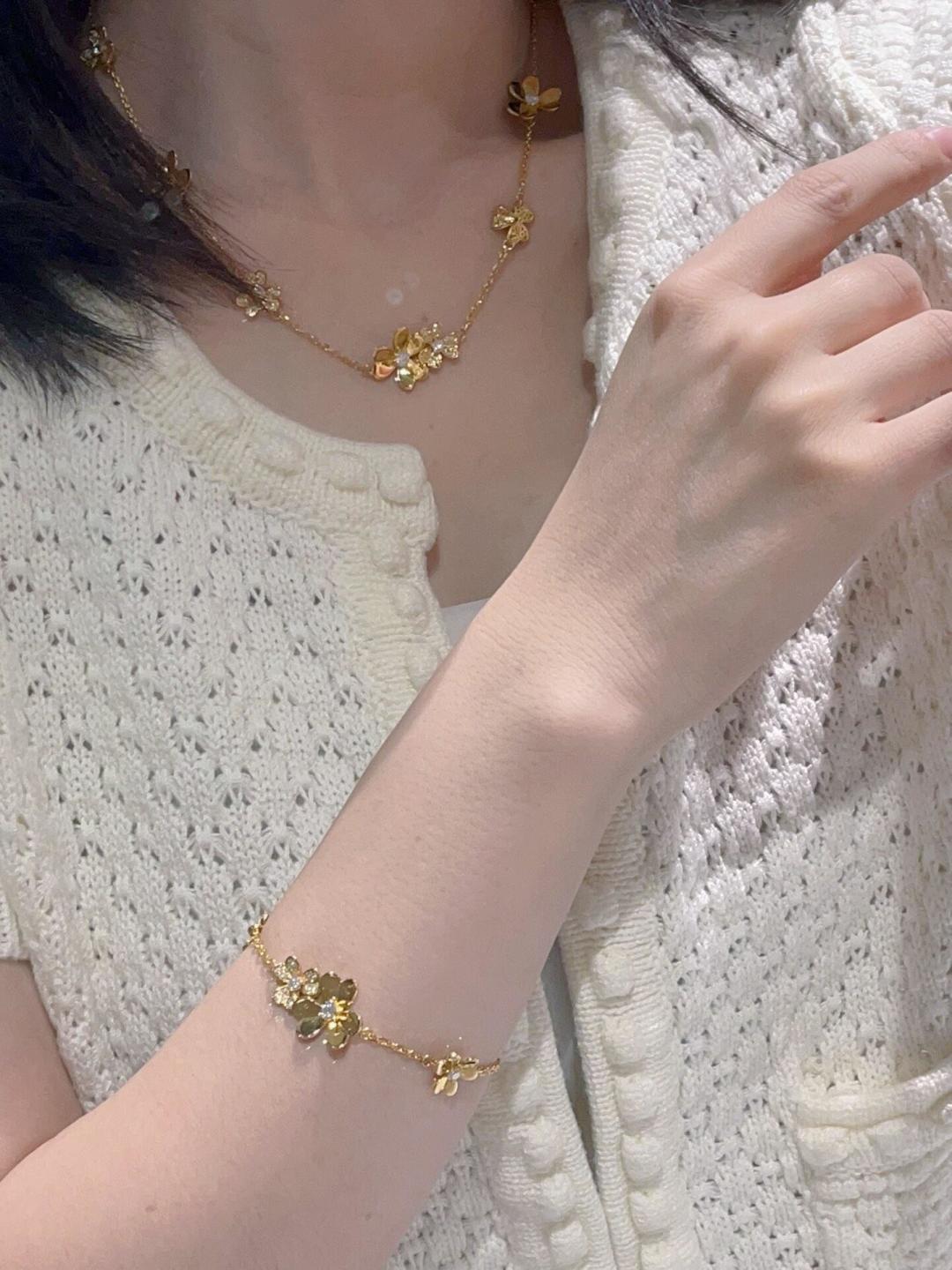 NO:106982,V gold plated vca eef & arpels high-end necklace. The classic full diamond style that breaks the vca four-leaf clover is particularly adorable, with white and tender skin tone and versatile, suitable for any occasion, sister party, and is very respectable., jewelry quality, necklace19860909V金镀咪金vca eef&arpels 高级项链.打破vca四叶草的经典满钻款特别惹人爱,衬肤色白嫩,特别百搭,适合任何场合,姐妹聚会,倍有面子.,饰品精品,necklace,Jewelry