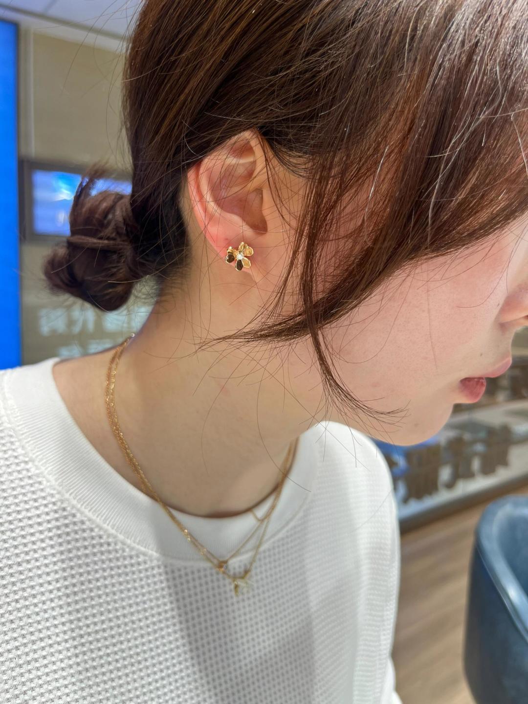 NO:106985,V-gold-plated cucumber earrings The Frivole series works are like flowers swaying in the breeze. The design is three-dimensional, lively, exquisite and light, and unique. The mirror-polished yellow K-gold heart-shaped petals exude unique brilliance and are dazzling and charming. The jewelry is boutique19860909V金镀咪金三叶草耳钉 Frivole系列作品宛如花卉在微风轻拂下摇曳生姿,其设计立体灵动、精巧轻盈,别具特色. 镜面抛光的黄K金心形花瓣散发独特光彩,耀目迷人.,饰品精品,Jewelry