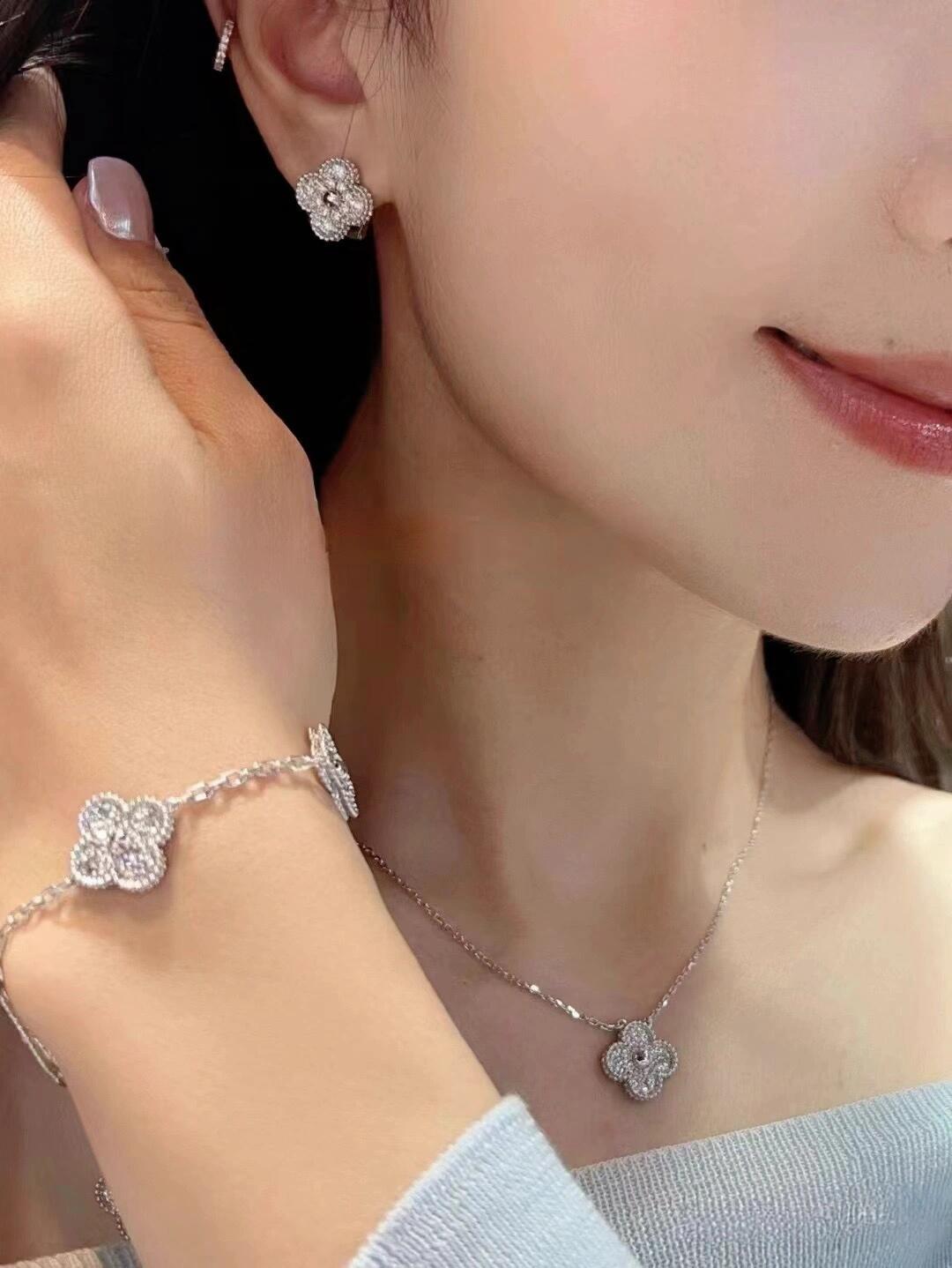 NO:106988,V gold plated with gold Van Cleece Arpels four-leaf clover full diamond gold necklace upgrade model V gold production latest four-leaf clover upgrade model modified original chain update, this is made using the latest model, the engraving position is modified, and the eagle head position is modified. Among the four-leaf clover's messages, the four-leaf clover is a symbol of love, luck, true love, and health, jewelry quality, van clover, necklace19860909V金镀咪金梵克雅宝四叶草满钻金项链 升级款 v金制作最新四叶草升级款,修改了原版链条的更新,这个采用目前最新样板制作,刻字位置修改,鹰头位置修改. 四叶草的寄语中 四叶草是爱情、幸运、真爱 是健康的象征,饰品精品,van cleef,necklace,Jewelry