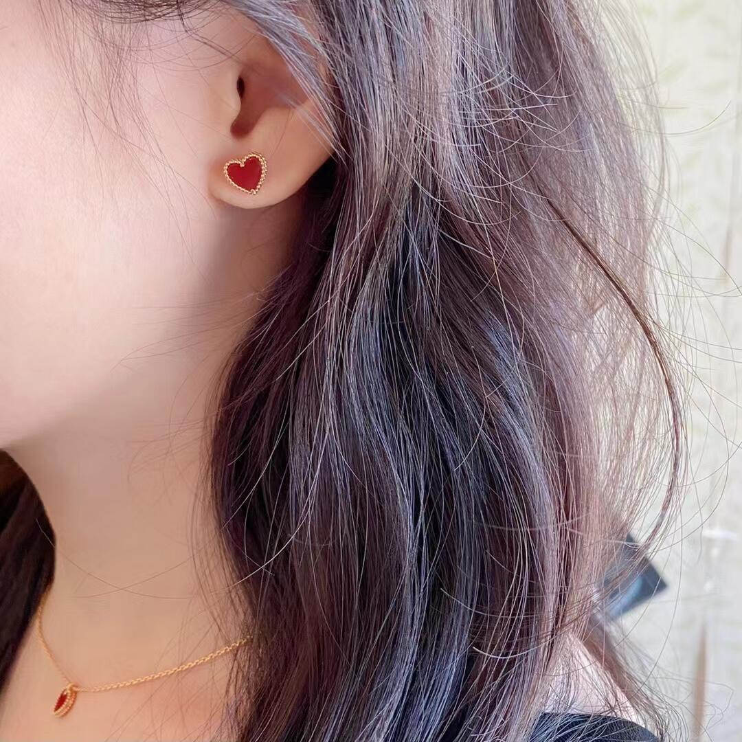 NO:106990,V gold plated gold red heart earrings, little red hearts don't need to be introduced, classic style, Little Red Heart series really fell in love with it at first sight, it is very exquisite, you will know how difficult it is to polish this mini with a magnifying glass. Each one is round and clear, small and three-dimensional, including ear needles, which are also the most perfect presentation. Carnegie is advanced and transparent, and the front and back of the bobble ball is very smooth and full. The most difficult thing to do in this series is earrings, jewelry quality, earrings19860909V金镀咪金红心耳钉,小红心无需多介绍,经典款,小红心系列真的第一眼就爱上了,是非常的精致了,你们收到就会知道这款mini到要用放大镜来打磨的波波球难度有多大,颗颗圆润分明,小而立体,包括耳针这种小细节也是做到最完美的呈现.红玉髓高级通透,波波球正反都很光滑饱满,这系列最难做的就是耳环,饰品精品,earrings,Jewelry