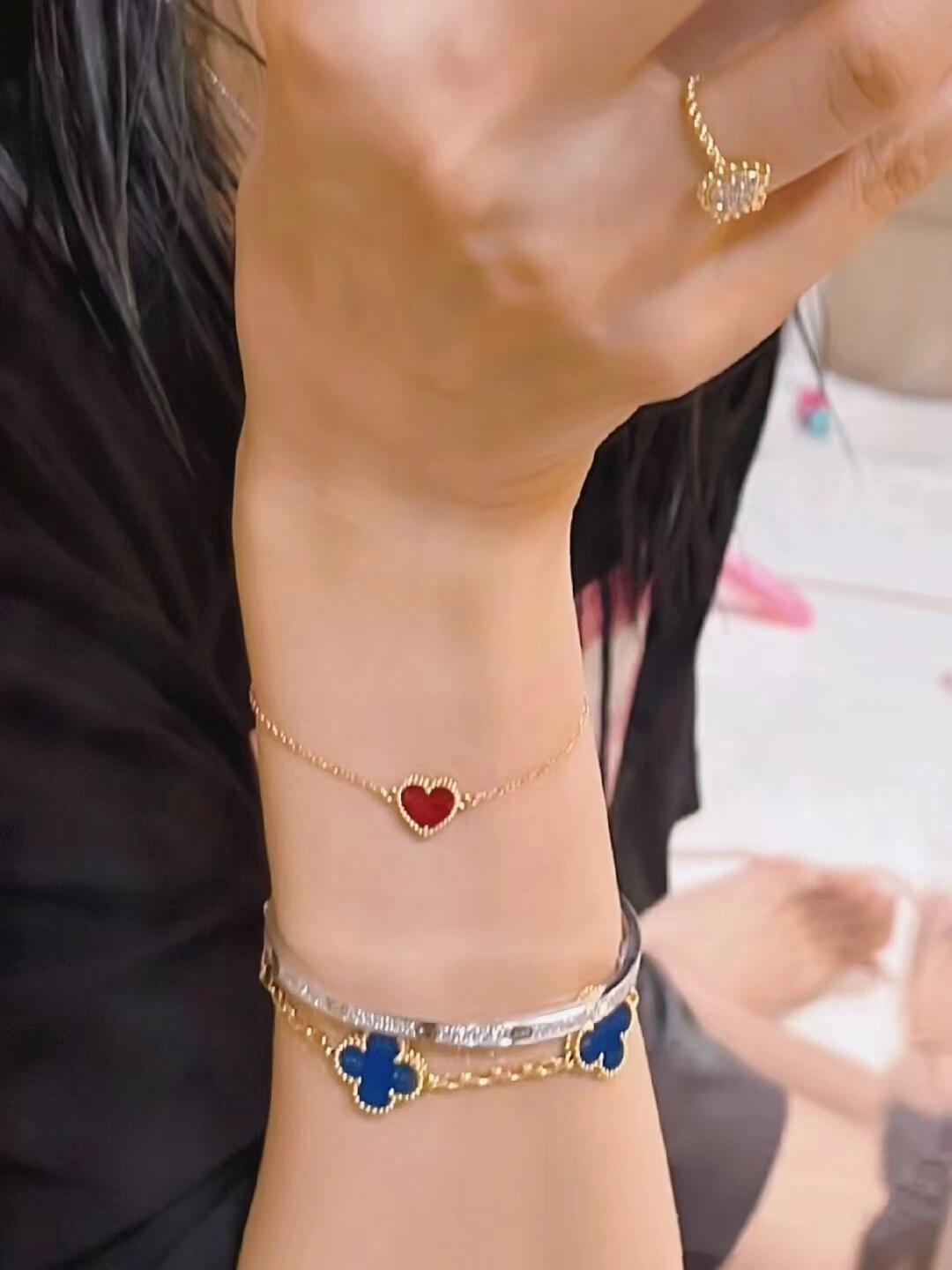 NO:107218,Happy Heart series of love bracelets, happy heartbeats and free yearnings are all beautiful things that are longed for in this midsummer season. A straightforward girl who lives out of her own, a mini love bracelet., jewelry quality, bracelet19860909Happy Heart系列爱心红玉髓手链,愉悦的心跳,自由的向往,都是这个盛夏时节里令人憧憬的美好. 活出自我的率性少女,mini爱心手链.,饰品精品,bracelet,Jewelry