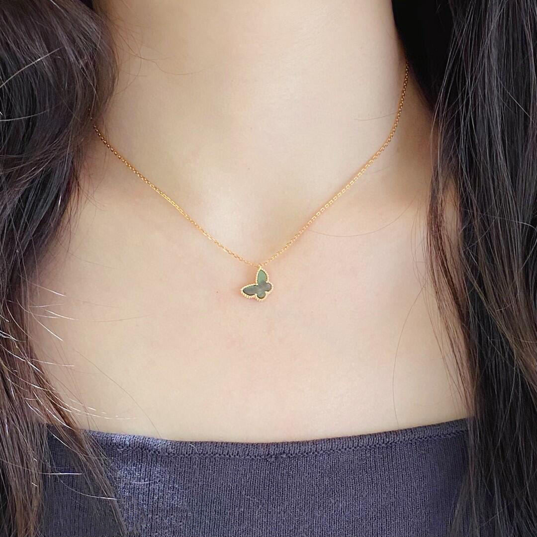 NO:107240,Seiko VCA version of high-end grey fritillaria mini butterfly necklace is very atmospheric and durable. The fritillaria used is carefully selected and looks smooth, plump and round, very thick and layered. The entire side looks very curved and flexible. There are not many good products and it is difficult to make. The jewelry is fine, necklace19860909精工VCA对版高级灰贝母迷你蝴蝶项链这款上身非常的大气耐看 采用的贝母都是精挑细选 看起来光滑饱满圆润 很有厚度和层次感 整个侧面看起来很有弧度很灵动 好货不多 也比较难做,饰品精品,necklace,Jewelry