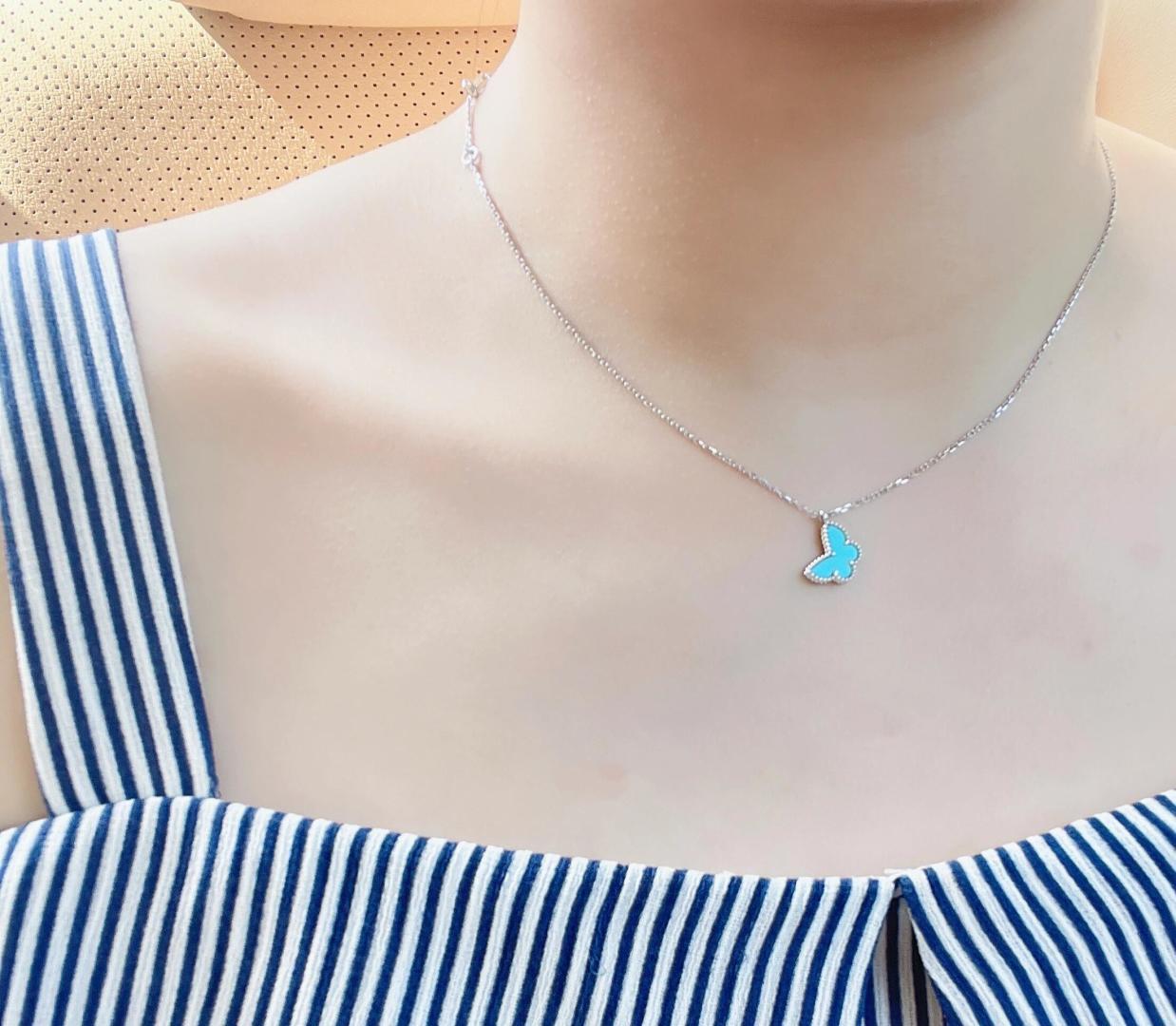 NO:107199,V gold plated with gold Seiko VCA version high-end turquoise mini butterfly necklace This upper body is very atmospheric and durable. The turquoise used is carefully selected. It looks smooth, plump and round, and has a sense of thickness and layering. The entire side looks very curved and flexible. There are not many good products and it is difficult to make. If you like it, place an order first, jewelry quality, necklace19860909V金镀咪金 精工VCA对版高级绿松石迷你蝴蝶项链这款上身非常的大气耐看 采用的松石都是精挑细选 看起来光滑饱满圆润 很有厚度和层次感 整个侧面看起来很有弧度很灵动 好货不多 也比较难做 看中的先下单,饰品精品,necklace,Jewelry