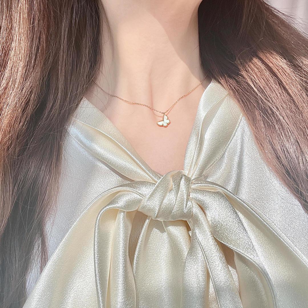 NO:107201,V gold plated with gold Seiko VCA version high-end white fritillary mini butterfly necklace This upper body is very atmospheric and durable. The fritillary is carefully selected and looks smooth, plump and round, very thick and layered. The entire side looks very curved and flexible. There are not many good products and it is also difficult to make. If you like it, place an order first, jewelry quality, necklace19860909V金镀咪金 精工VCA对版高级白贝母迷你蝴蝶项链这款上身非常的大气耐看 采用的贝母都是精挑细选 看起来光滑饱满圆润 很有厚度和层次感 整个侧面看起来很有弧度很灵动 好货不多 也比较难做 看中的先下单,饰品精品,necklace,Jewelry