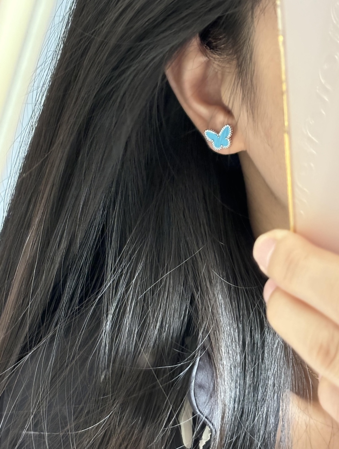 NO:107194,V gold plated gold [VCA small butterfly earrings] inlaid with turquoise and white fritillaria, it is jewelry. One piece is nearly ten thousand oceans. It is not like the small fragrance jewelry category that has thousands of technical content. It takes tens of thousands of jewelry to achieve the maximum similarity of hundreds. It is really not something that cannot be developed in a year or two!  So the master in the factory is also very hard for me. After all, it was modified for nearly 10 months and it was released. I have only one requirement for the master in the factory. For all jewelry types, I am not afraid that you will spend a year or even two years. Don’t seek fast, just to do it beautifully!  If you don’t ask for it, at least the appearance is 95. I also know in my heart that it is absolutely impossible to achieve tens of thousands of real money with Z, unless I lie to you, but since I buy Z, I must do my best to do it well!  The most important thing about this is the perfect control of the edge beads. Because if a slight control of one edge bead is not good, it will affect the visual effect of the entire butterfly. You can zoom in and see our edge bead control, which is almost perfect. Then, to the inlaid claw position, it completely creates the flavor of Z real gold. Welcome to any version on the market before placing an order!  , jewelry quality19860909V金镀咪金【VCA小蝴蝶耳钉】镶嵌绿松石,白贝母,是珠宝类的,一件就是近万大洋,不是像小香饰品类那种几千没什么技术含量的,珠宝类几万,要用几百把它做到最大程度的相似度,那是真心没有个一年半载开发不出来的！所以厂里师傅也是给我磨得快不行了,毕竟改了接近10个月,才出来的版,我对厂里师傅就是一个要求,所有珠宝类型的Z,我不怕你是花一年,甚至两年都好,不求快,只求做得美！不求,起码外观95,我心里也明白做到跟Z真金几万是绝对不可能的,除非我骗你,但既然购入Z,就要最大努力的做好出来！ 这个最最重要的就是对边珠的完美掌控,因为稍微有一个边珠掌握不好,都会影响整个蝴蝶的视觉效果,可以放大看一下我们的边珠掌控,几近乎完美,再到镶嵌的爪位,完完全全做出了Z真金的味道欢迎市面任意版本之后再下单！,饰品精品,Jewelry