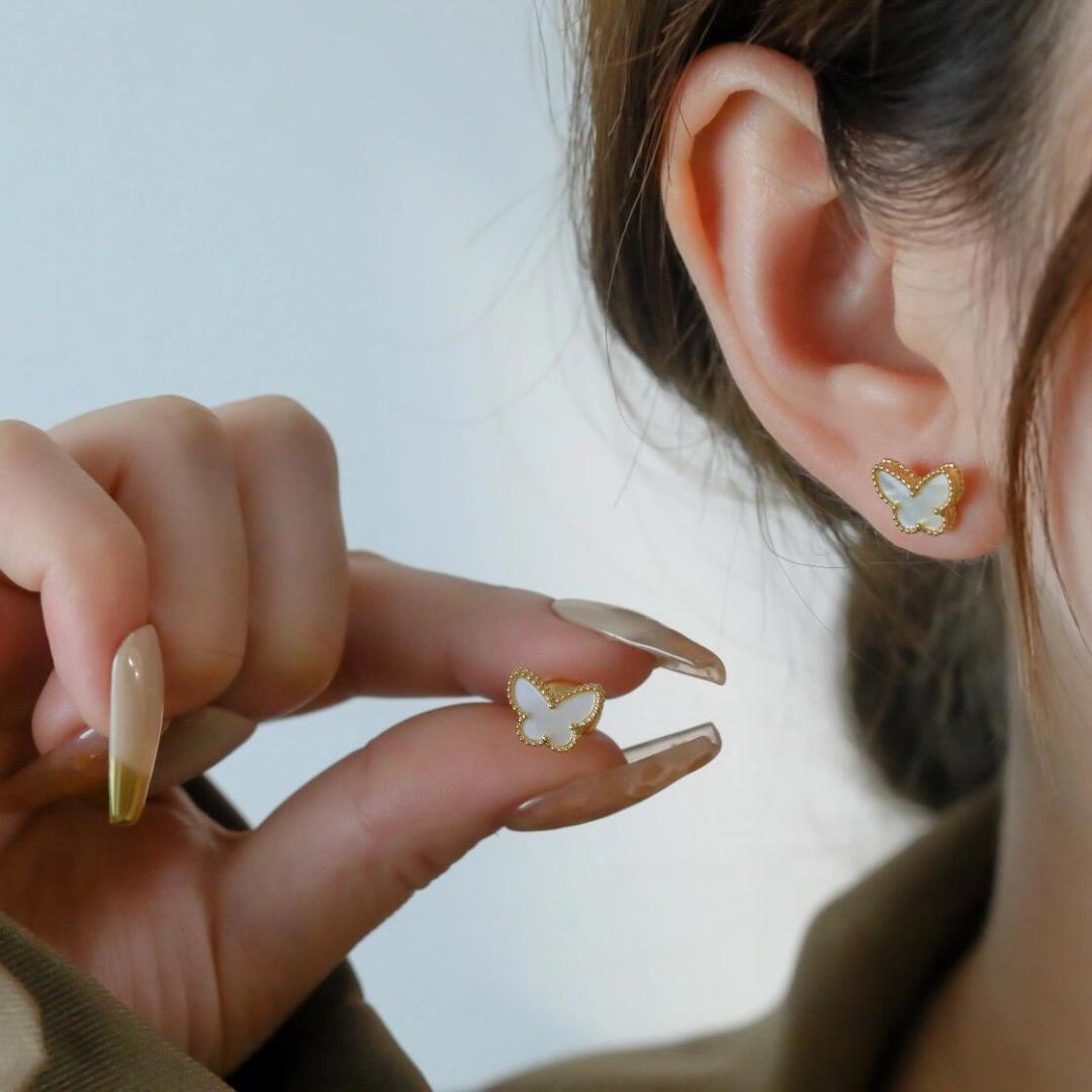 NO:107196,V gold plated gold [VCA small butterfly earrings] white fritillaria is a jewelry type, and one piece is nearly ten thousand oceans. It is not like the small fragrance jewelry category that has thousands of technical content. It has tens of thousands of jewelry, and it takes hundreds of them to achieve the maximum similarity. It is really not something that cannot be developed in a year or two!  So the master in the factory is also very hard for me. After all, it was modified for nearly 10 months before the version was released. I have only one requirement for the master in the factory. I am not afraid that you will spend a year or even two years. I don’t want to be fast, I just want to be beautiful!  If you don’t ask for it, at least the appearance is 95. I also know in my heart that it is absolutely impossible to achieve tens of thousands of real money with Z, unless I lie to you, but since I buy Z, I must do my best to do it well!  The most important thing about this is the perfect control of the edge beads. Because if a slight control of one edge bead is not good, it will affect the visual effect of the entire butterfly. You can zoom in and see our edge bead control, which is almost perfect. Then, to the inlaid claw position, it completely creates the flavor of Z real gold. Welcome to any version on the market before placing an order!  , jewelry quality19860909V金镀咪金【VCA小蝴蝶耳钉】白贝母,是珠宝类的,一件就是近万大洋,不是像小香饰品类那种几千没什么技术含量的,珠宝类几万,要用几百把它做到最大程度的相似度,那是真心没有个一年半载开发不出来的！所以厂里师傅也是给我磨得快不行了,毕竟改了接近10个月,才出来的版,我对厂里师傅就是一个要求,所有珠宝类型的Z,我不怕你是花一年,甚至两年都好,不求快,只求做得美！不求,起码外观95,我心里也明白做到跟Z真金几万是绝对不可能的,除非我骗你,但既然购入Z,就要最大努力的做好出来！ 这个最最重要的就是对边珠的完美掌控,因为稍微有一个边珠掌握不好,都会影响整个蝴蝶的视觉效果,可以放大看一下我们的边珠掌控,几近乎完美,再到镶嵌的爪位,完完全全做出了Z真金的味道欢迎市面任意版本之后再下单！,饰品精品,Jewelry