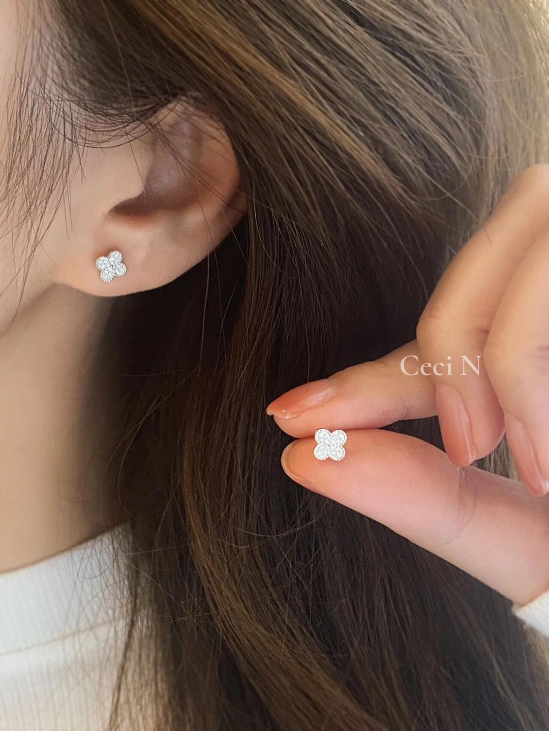 NO:107200,V-gold plated gold vca mini full-diamond four-leaf clover earrings. The style is super positive, with diamond-shaped drilled holes on the back, the flower shape is positive and the bottom end is crafted, and the typing is very good after the seal is full. Keep it decisively!  , jewelry quality19860909V金镀咪金vca迷你满钻四叶草耳钉 版型超级正,背面菱形钻孔,花型正底端工艺,满封后打字 光泽非常好.果断自留！,饰品精品,Jewelry