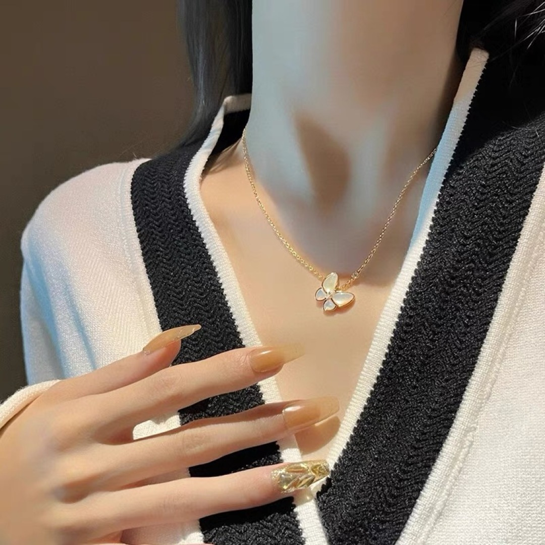 NO:107759,Vca butterfly white mother-of-pearl diamond necklace. The flying butterflies and mother-of-pearls that exude soft luster reflect each other. The light and colorful butterflies stop on their necks, pulling out the lively and tender vitality, jewelry quality, necklace19860909Vca蝴蝶马眼白贝母镶钻项链 翩翩飞舞的蝴蝶与散发着柔和光泽的珍珠母贝相互辉映 轻盈曼舞的彩蝶停驻在颈项 ,牵引出灵动柔媚的生命活力,饰品精品,necklace,Jewelry