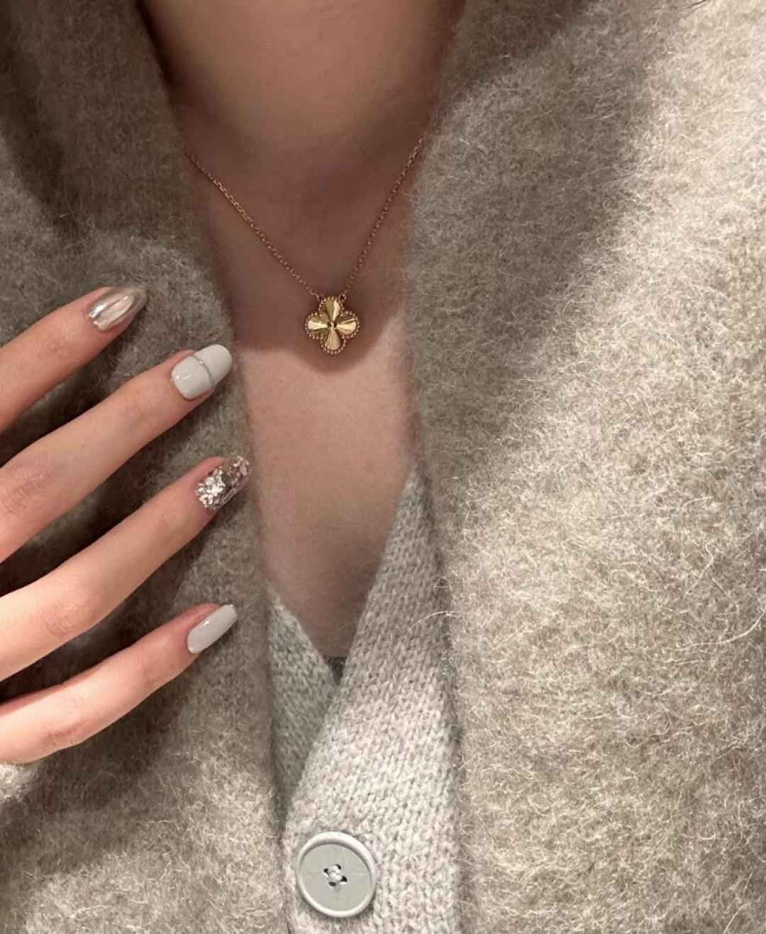 NO:107743,Classic single flower four-leaf clover necklace carved piece laser gold, rose gold, white gold 1-to-1 fitted inlay seamless craftsmanship, CNC diamond buckle perfectly restores zp details, all steel stamps, jewelry quality, necklace, gold19860909经典单花四叶草项链雕花片镭射 黄金色,玫瑰金色,白金色 1对1配托镶嵌无缝隙工艺,cnc菱形扣完美还原zp细节,所有钢印齐全,饰品精品,necklace,gold,Jewelry