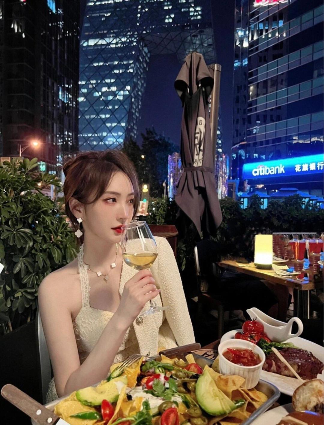 반클리프앤아펠 화이트 마더오브펄 클로버 더블 플라워 귀걸이 63767 이미지 11