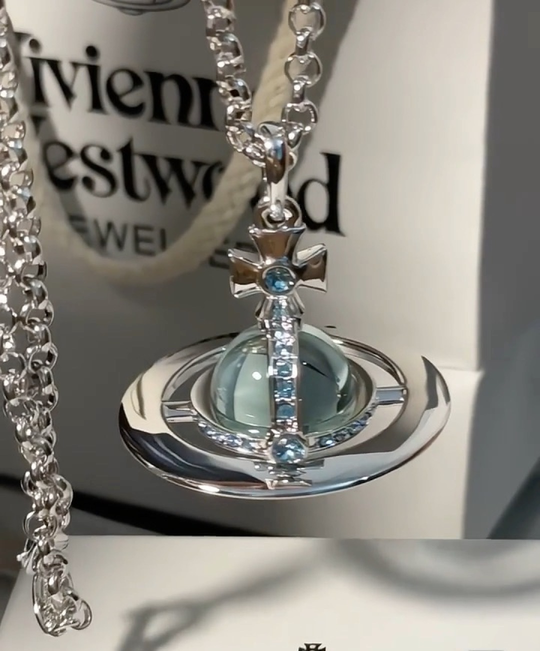 💋 西太后 大号Westwood 立体土星锁骨毛衣项链
英时国装设计师，时的装朋克之母！时潮尚流风格，品