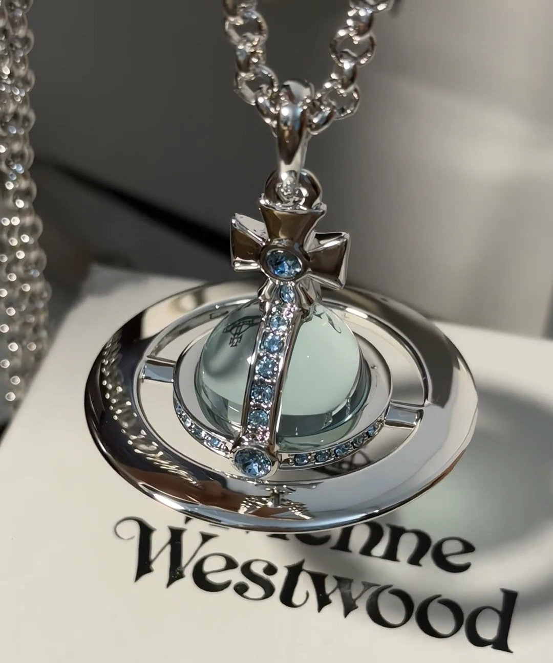 💋 西太后 大号Westwood 立体土星锁骨毛衣项链
英时国装设计师，时的装朋克之母！时潮尚流风格，品
