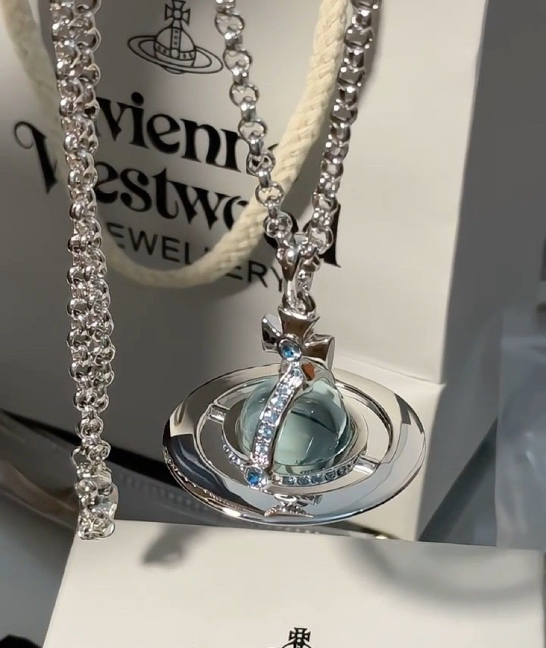 💋 西太后 大号Westwood 立体土星锁骨毛衣项链
英时国装设计师，时的装朋克之母！时潮尚流风格，品