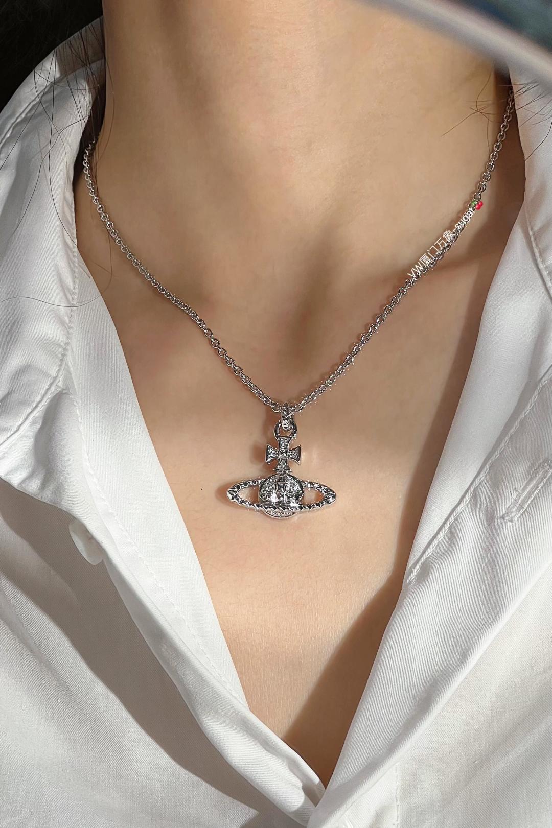  𝐕𝐢𝐯𝐢𝐞𝐧𝐧𝐞 𝐖𝐞𝐬𝐭𝐰𝐨𝐨𝐝🪐✨
经典土星镶钻项链
项链vivienne westwood西太后