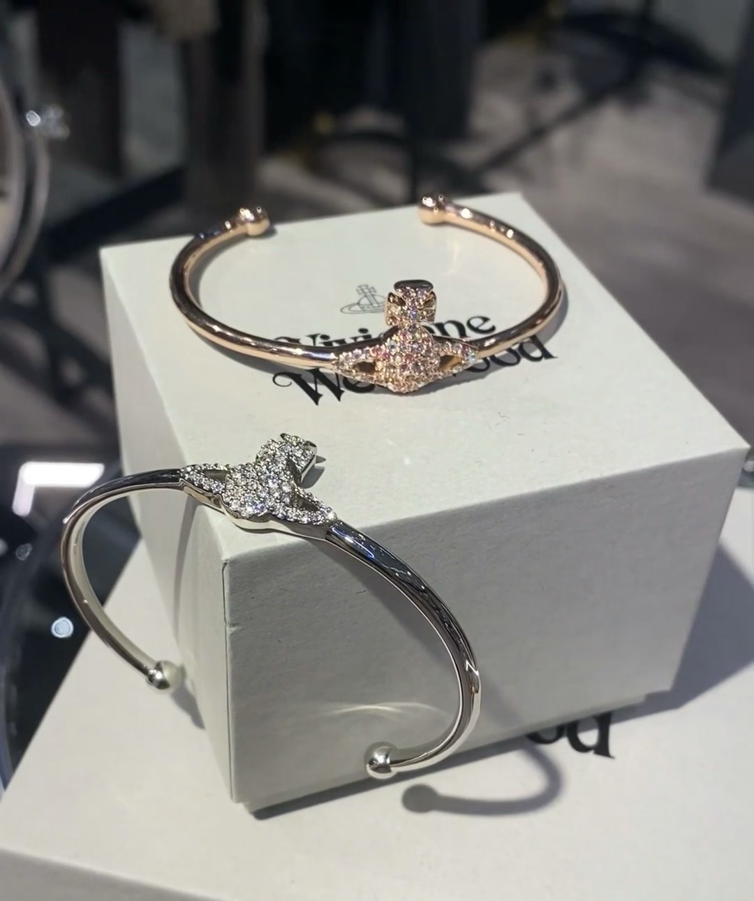 “Vivienne Westwood Queen’s Hand Saturn Bracelet: Futuristic Fashion with a Touch of Glam” - 图片 2