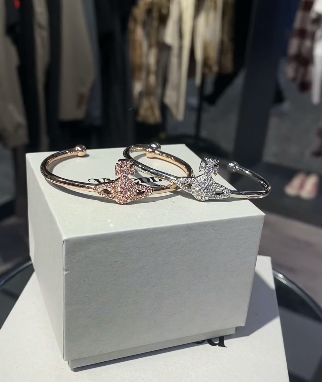 “Vivienne Westwood Queen’s Hand Saturn Bracelet: Futuristic Fashion with a Touch of Glam” - 图片 4