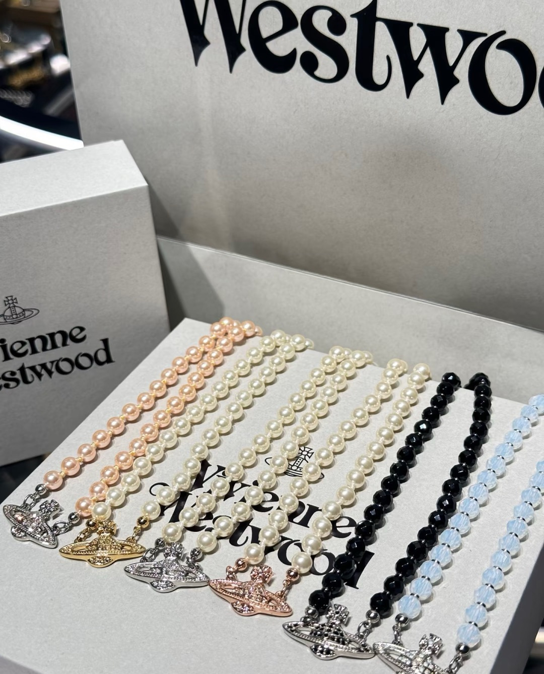 Vivienne Westwood 𝐕𝐢𝐯𝐢𝐞𝐧𝐧𝐞 𝐖𝐞𝐬𝐭𝐰𝐨𝐨𝐝