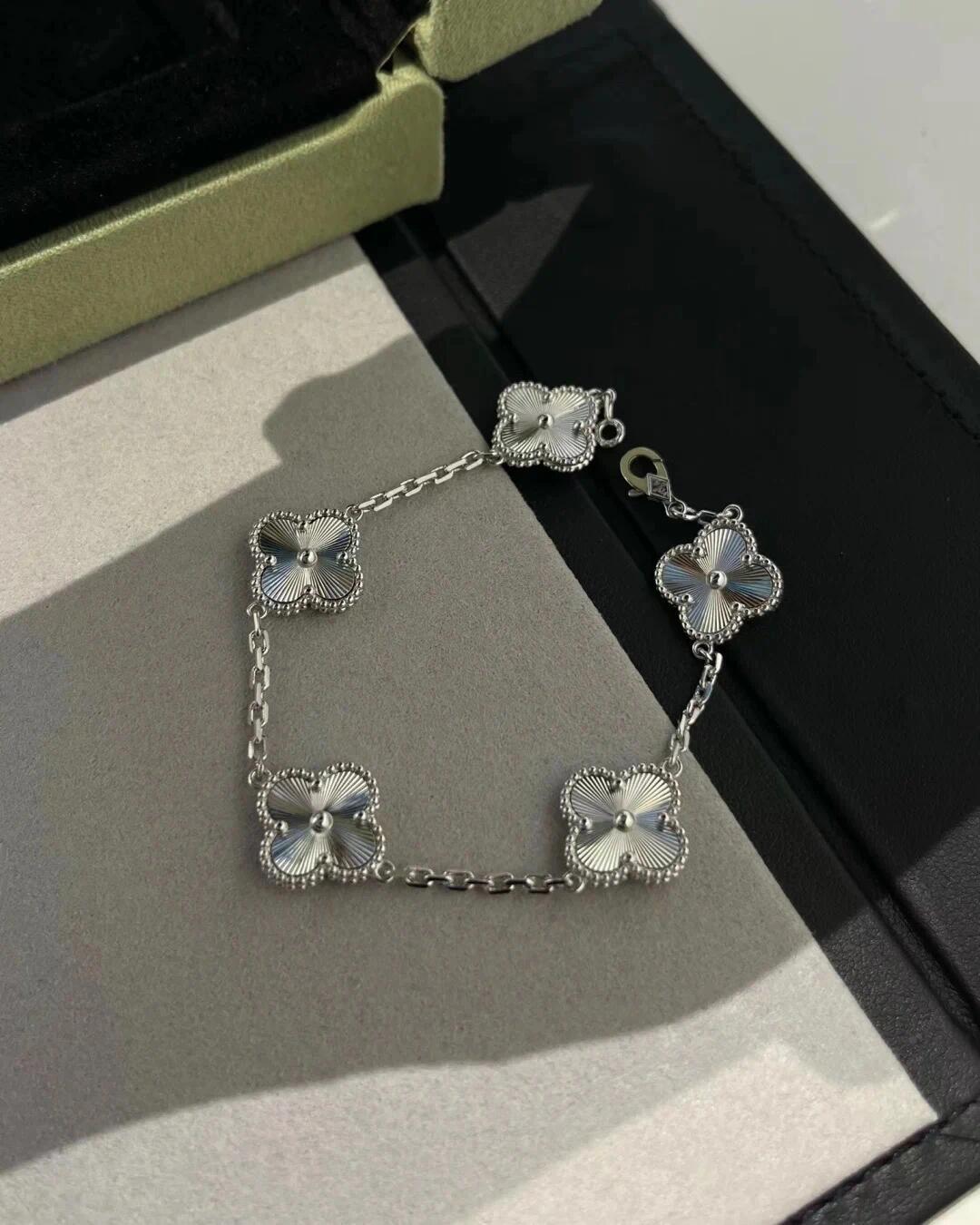  V金材质Vca白金色镭射雕花四叶草五花手链