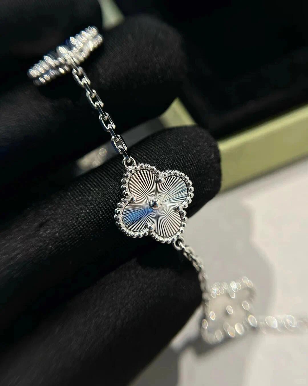  V金材质Vca白金色镭射雕花四叶草五花手链