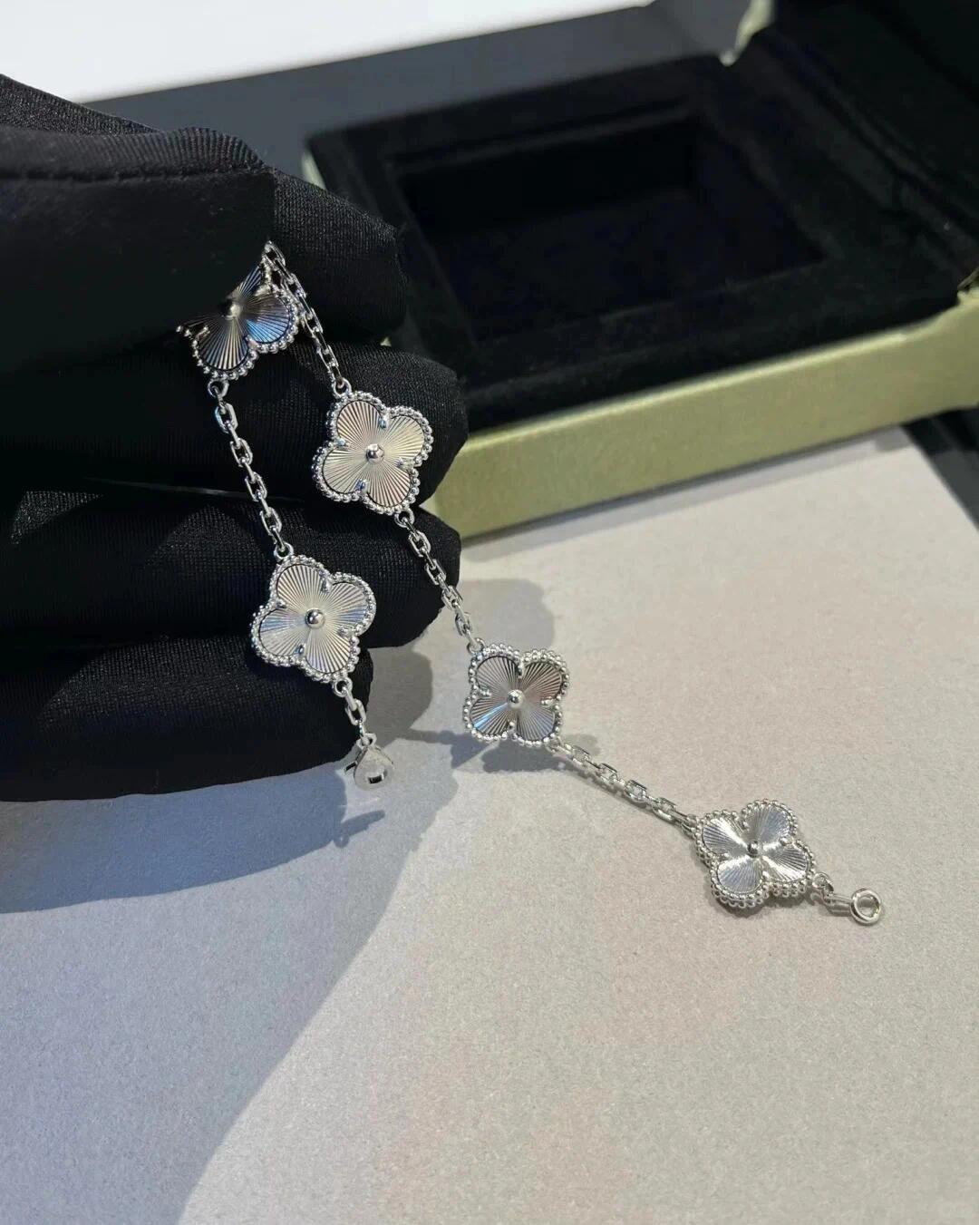  V金材质Vca白金色镭射雕花四叶草五花手链