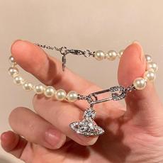 西太后土星珍珠手链𝐕𝐢𝐯𝐢𝐞𝐧𝐧𝐞 𝐖𝐞𝐬𝐭𝐰𝐨𝐨𝐝🪐vivienne westwood英国时装设计师, 西太后土星珍珠手链𝐕𝐢𝐯𝐢𝐞𝐧𝐧𝐞 𝐖𝐞𝐬𝐭𝐰𝐨𝐨𝐝🪐vivienne westwood英国时装设计师,