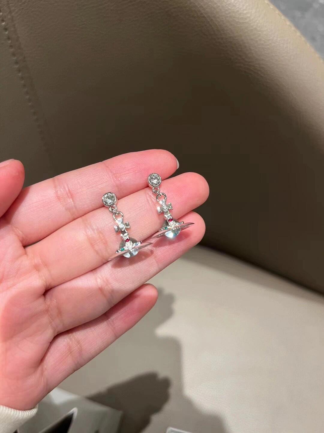💋 Westwood 西太后耳钉
 重磅推荐，纯粹王冠球是经典的象征，闪耀土星环勾勒未来波光流转间，开启