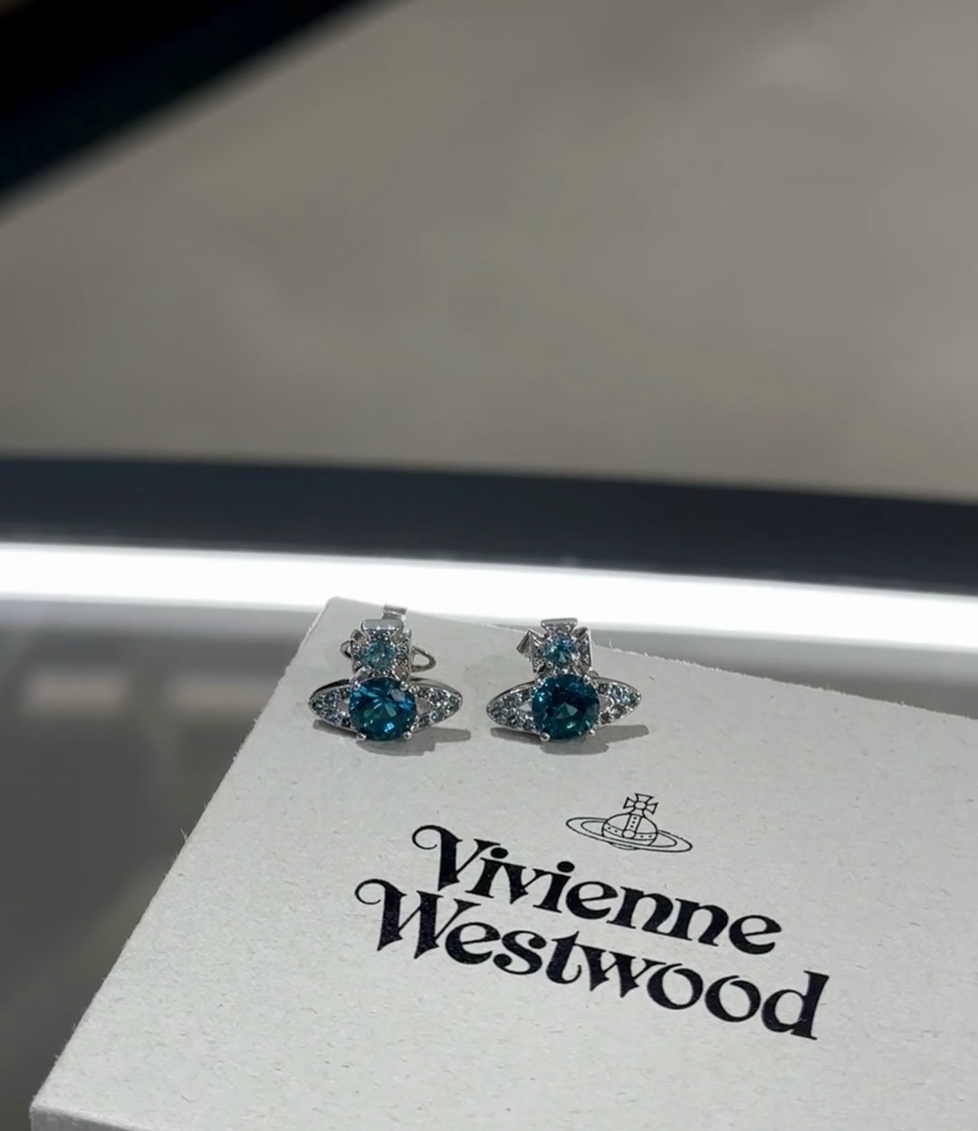  Vivienne Westwood薇薇安西太后耳钉 优雅大方精工设计   青春活力    一眼就被这款