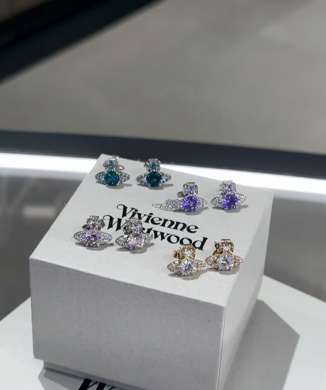  Vivienne Westwood薇薇安西太后耳钉 优雅大方精工设计   青春活力    一眼就被这款