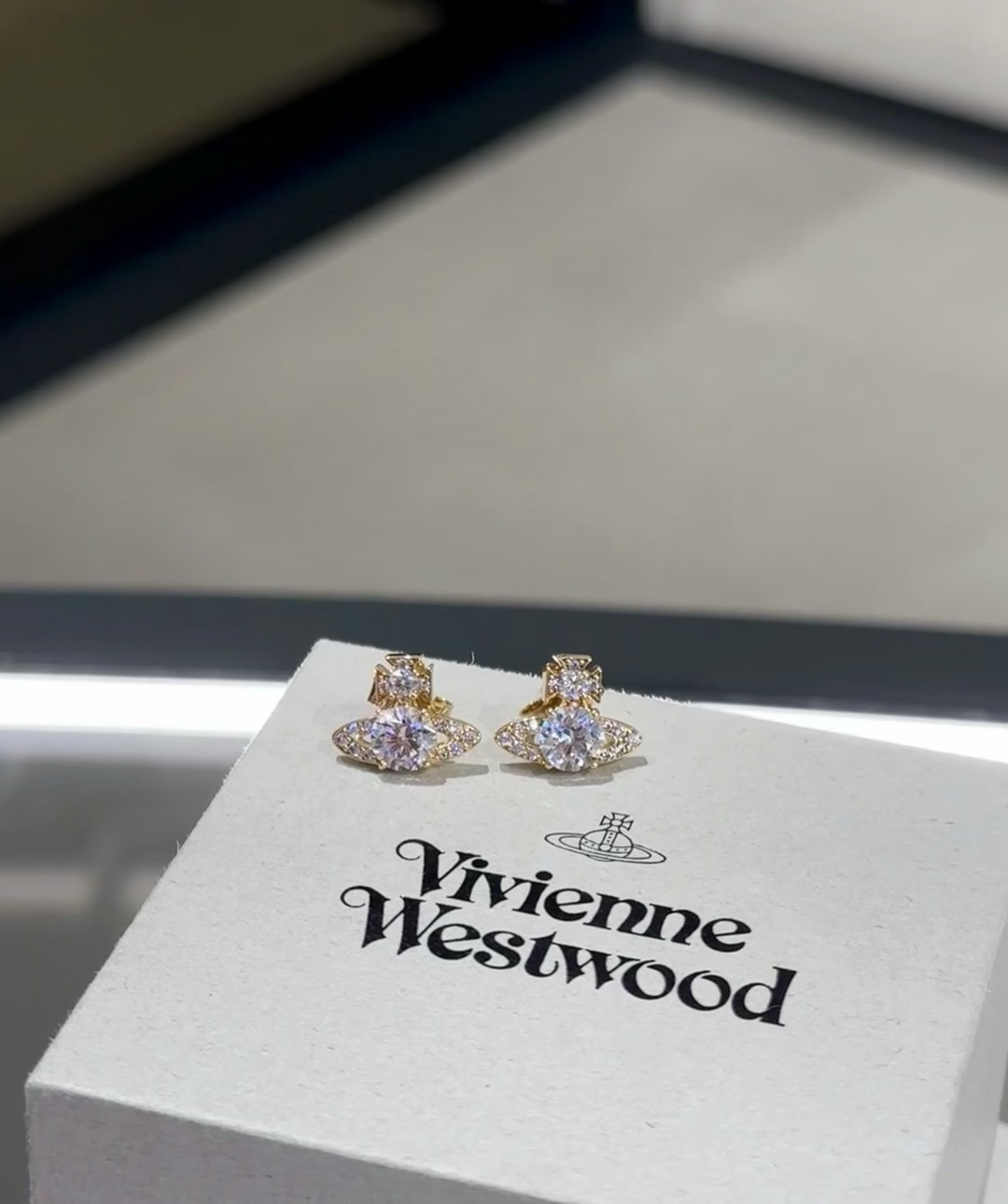  Vivienne Westwood薇薇安西太后耳钉 优雅大方精工设计   青春活力    一眼就被这款