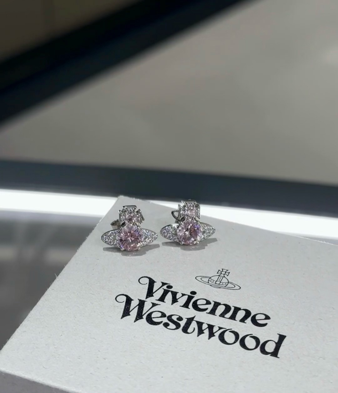  Vivienne Westwood薇薇安西太后耳钉 优雅大方精工设计   青春活力    一眼就被这款