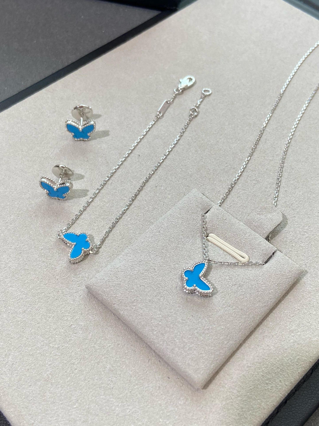 “Gold and Platinum Plating with Green Pines, White Bees, and Jewels: Mastering Bead Control for Perfect Results”