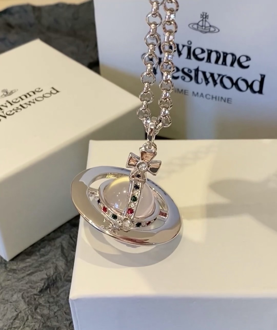 💋 西太后大号粉色毛衣链𝐕𝐢𝐯𝐢𝐞𝐧𝐧𝐞 𝐖𝐞𝐬𝐭𝐰𝐨𝐨𝐝🪐
vivienne westwood英国时装