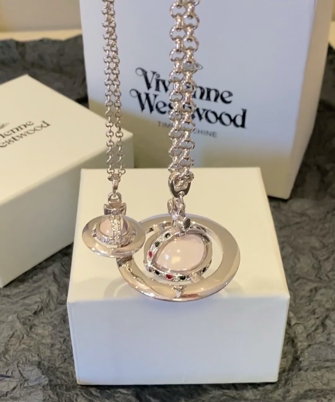 💋 西太后大号粉色毛衣链𝐕𝐢𝐯𝐢𝐞𝐧𝐧𝐞 𝐖𝐞𝐬𝐭𝐰𝐨𝐨𝐝🪐
vivienne westwood英国时装