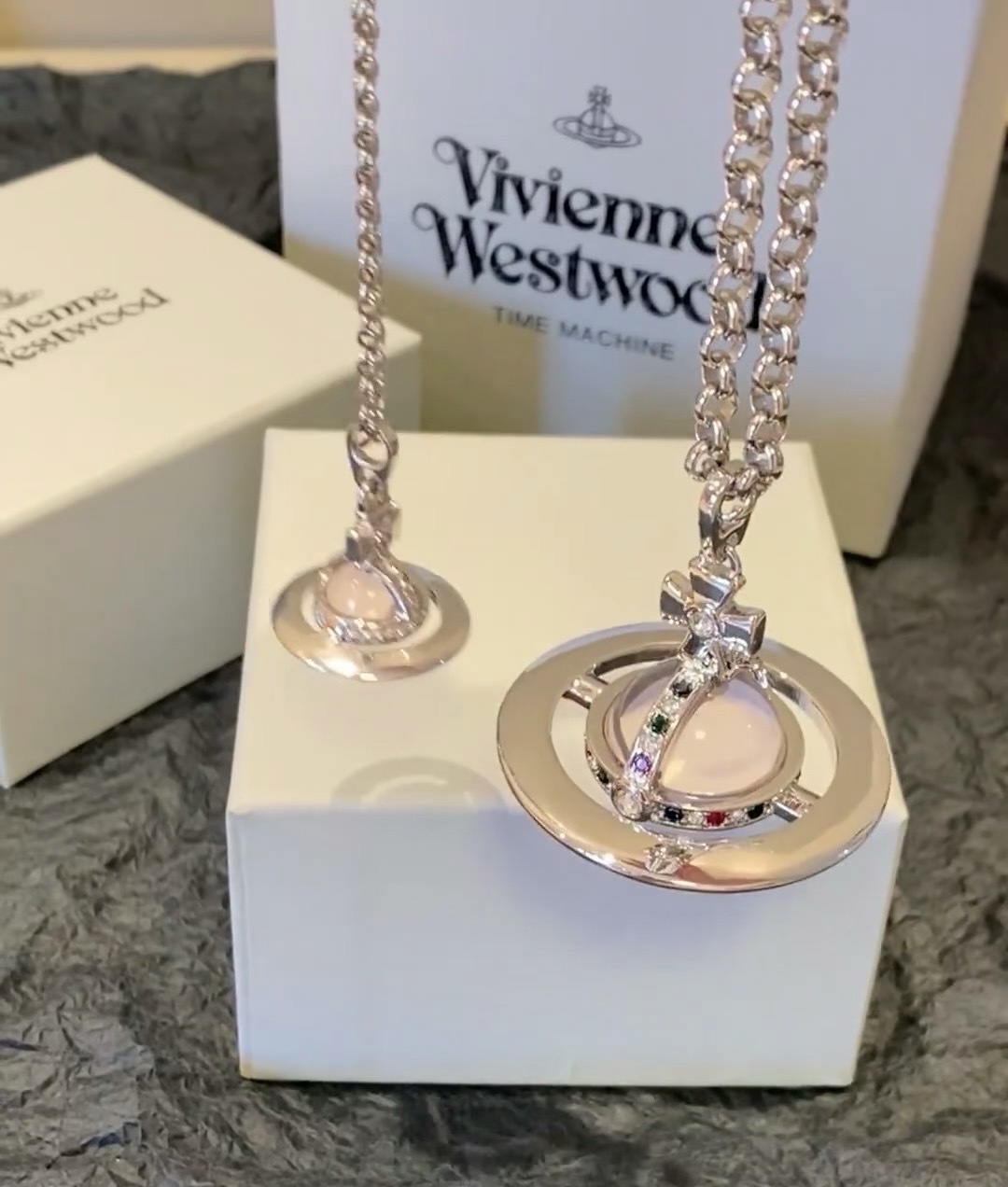 💋 西太后大号粉色毛衣链𝐕𝐢𝐯𝐢𝐞𝐧𝐧𝐞 𝐖𝐞𝐬𝐭𝐰𝐨𝐨𝐝🪐
vivienne westwood英国时装