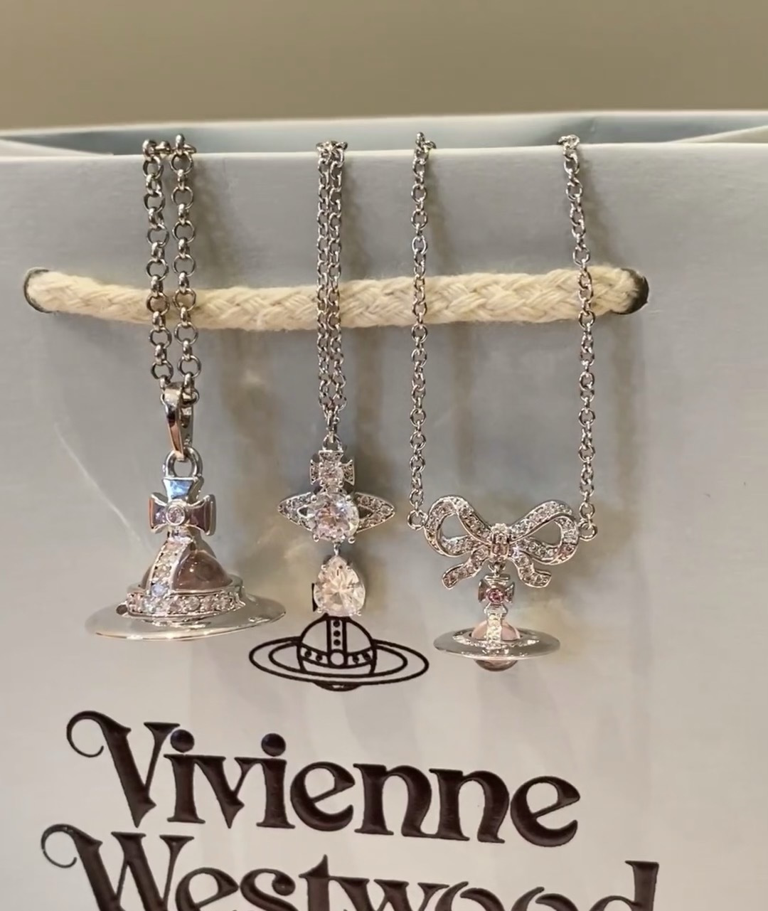 Vivienne Westwood 西太后粉色蝴蝶项链𝐕𝐢𝐯𝐢𝐞𝐧𝐧𝐞 𝐖𝐞𝐬𝐭𝐰𝐨𝐨𝐝