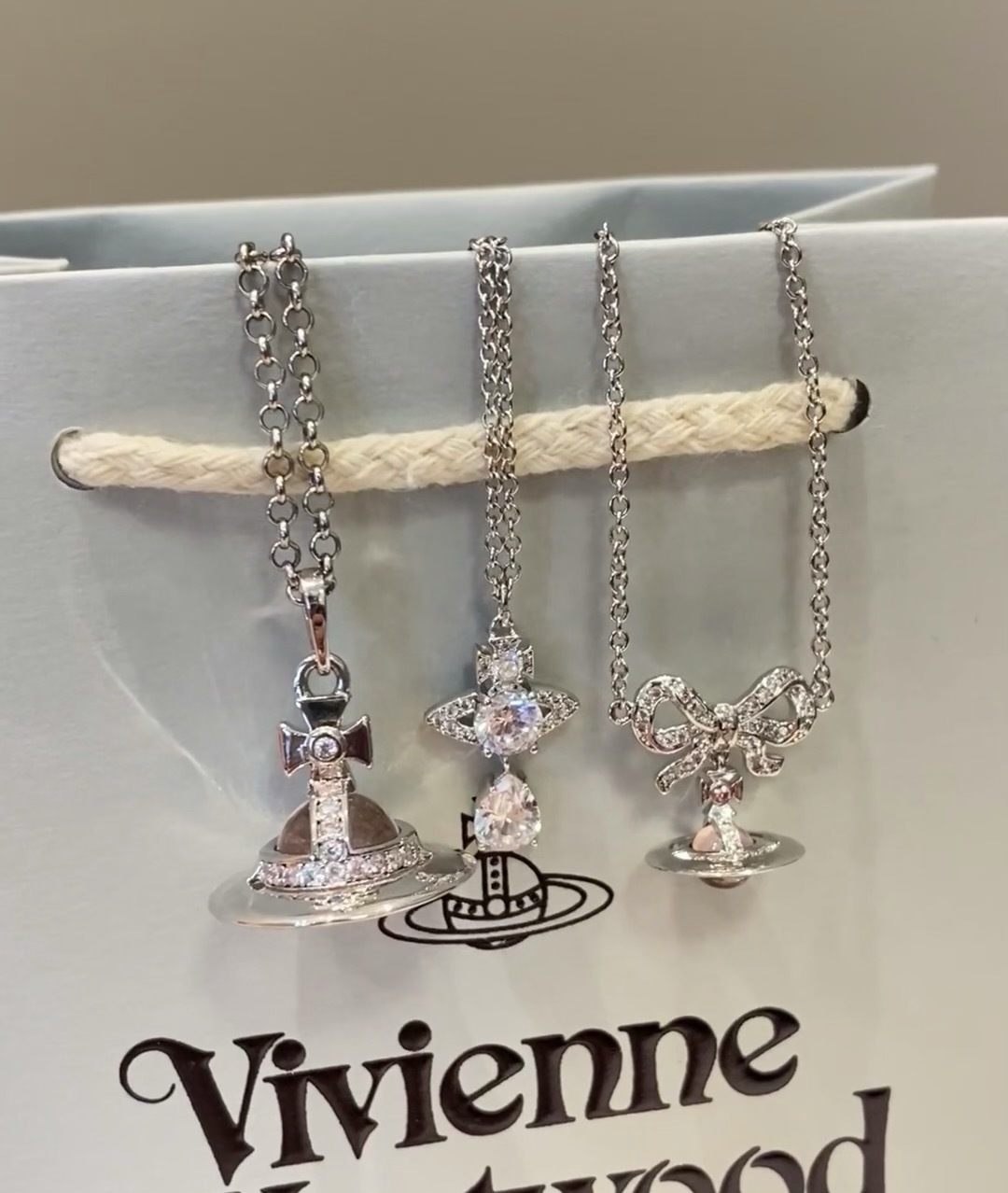 Vivienne Westwood 西太后粉色蝴蝶项链𝐕𝐢𝐯𝐢𝐞𝐧𝐧𝐞 𝐖𝐞𝐬𝐭𝐰𝐨𝐨𝐝