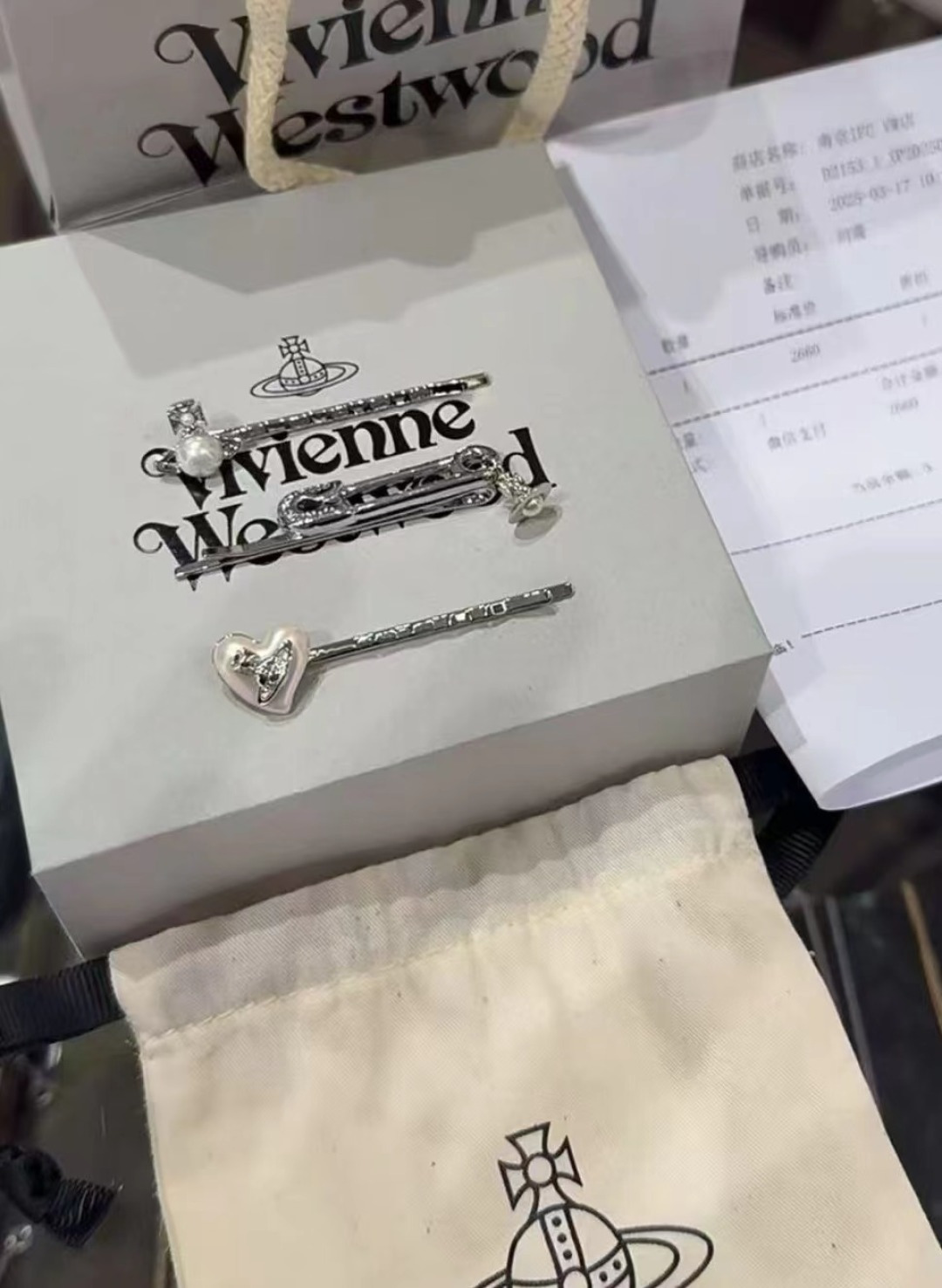 Vivienne Westwood 单个价格 西太后发夹𝐕𝐢𝐯𝐢𝐞𝐧𝐧𝐞 𝐖𝐞𝐬𝐭𝐰𝐨𝐨𝐝